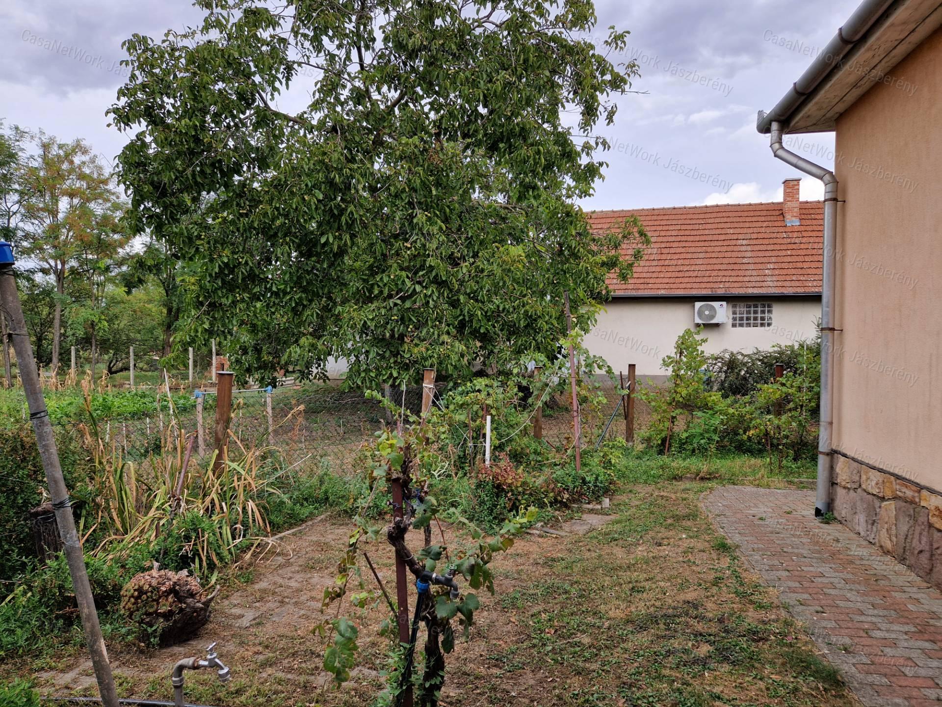 Jászapátin 91 nm-es, tégla építésű, 3 szobás családi ház eladó!