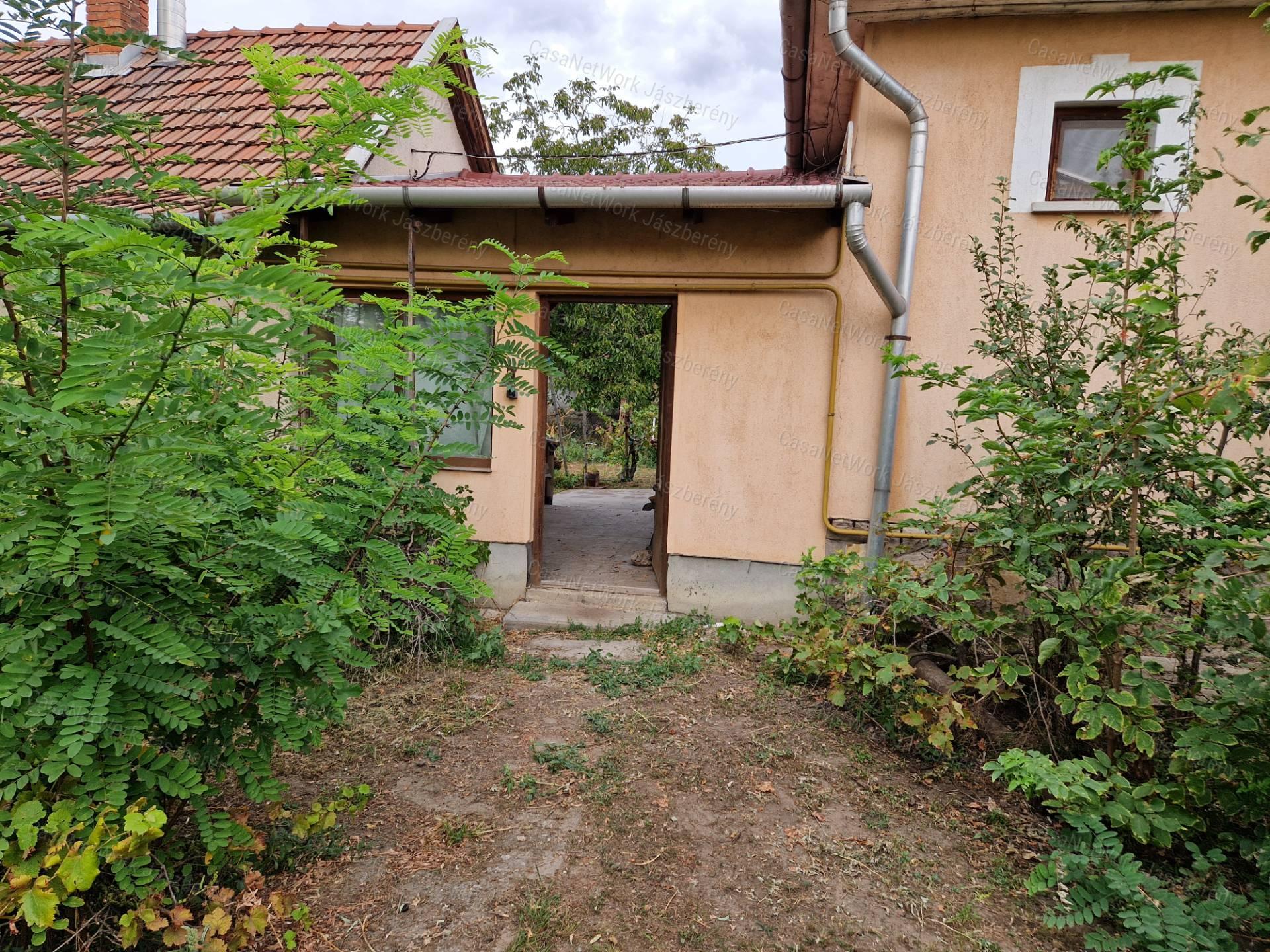 Jászapátin 91 nm-es, tégla építésű, 3 szobás családi ház eladó!