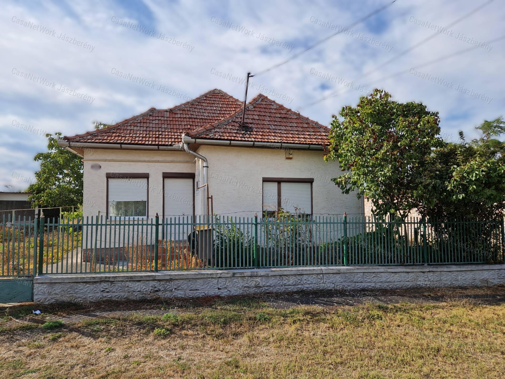 Tarnaörsön 88 nm-es 3 szobás családi ház eladó, a kert végén horgásztó