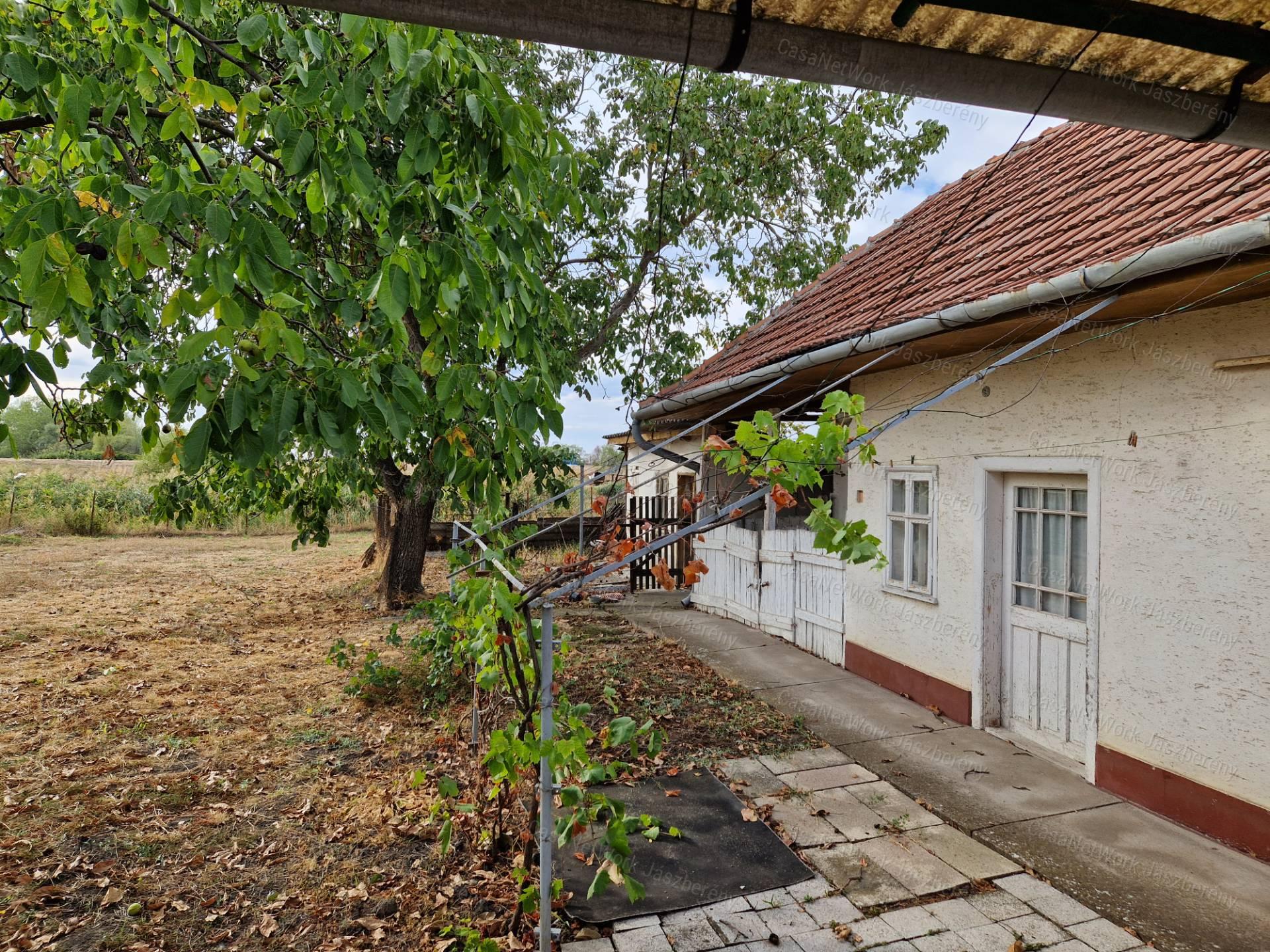 Tarnaörsön 88 nm-es 3 szobás családi ház eladó, a kert végén horgásztó