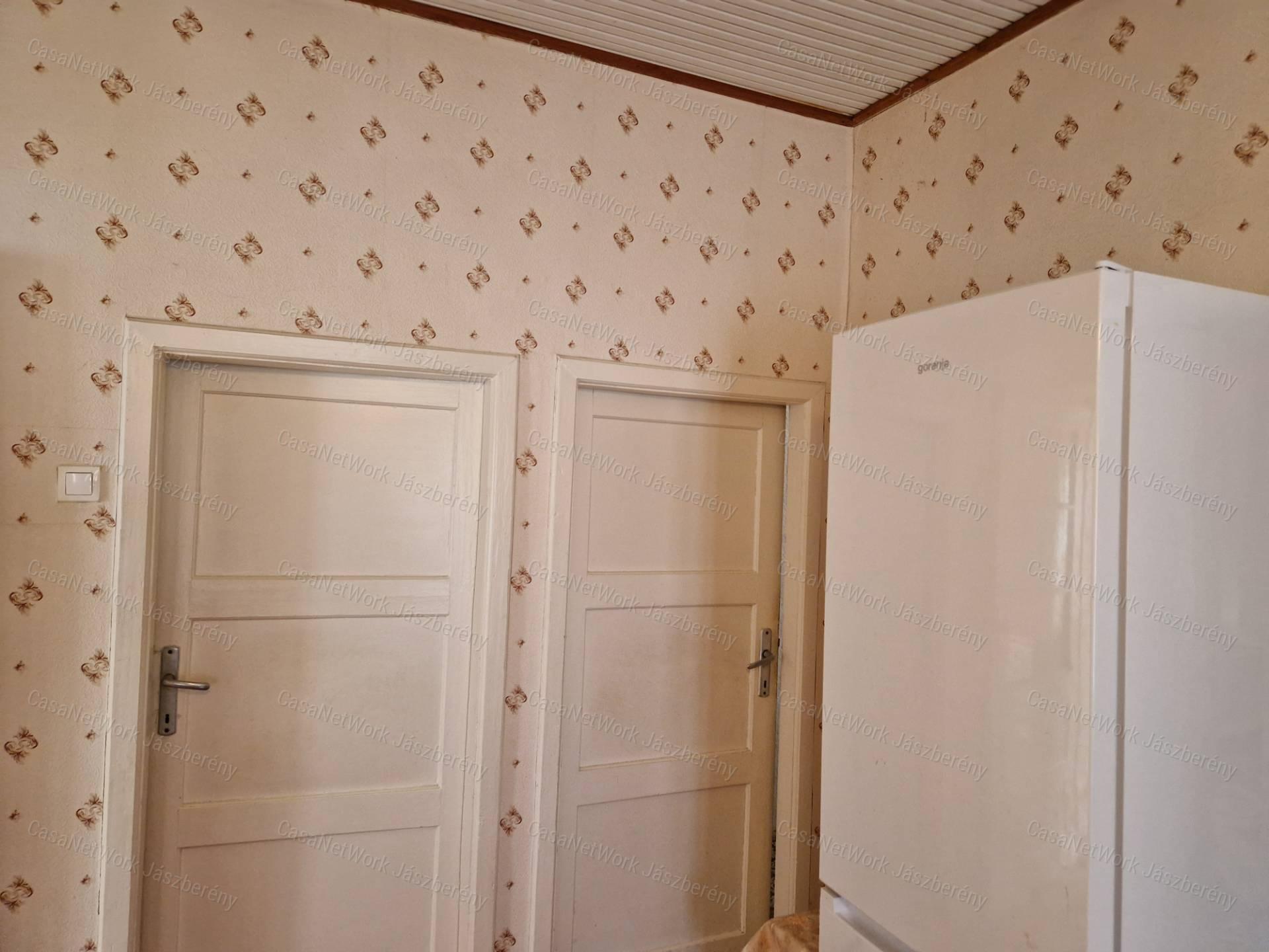 Tarnaörsön 88 nm-es 3 szobás családi ház eladó, a kert végén horgásztó