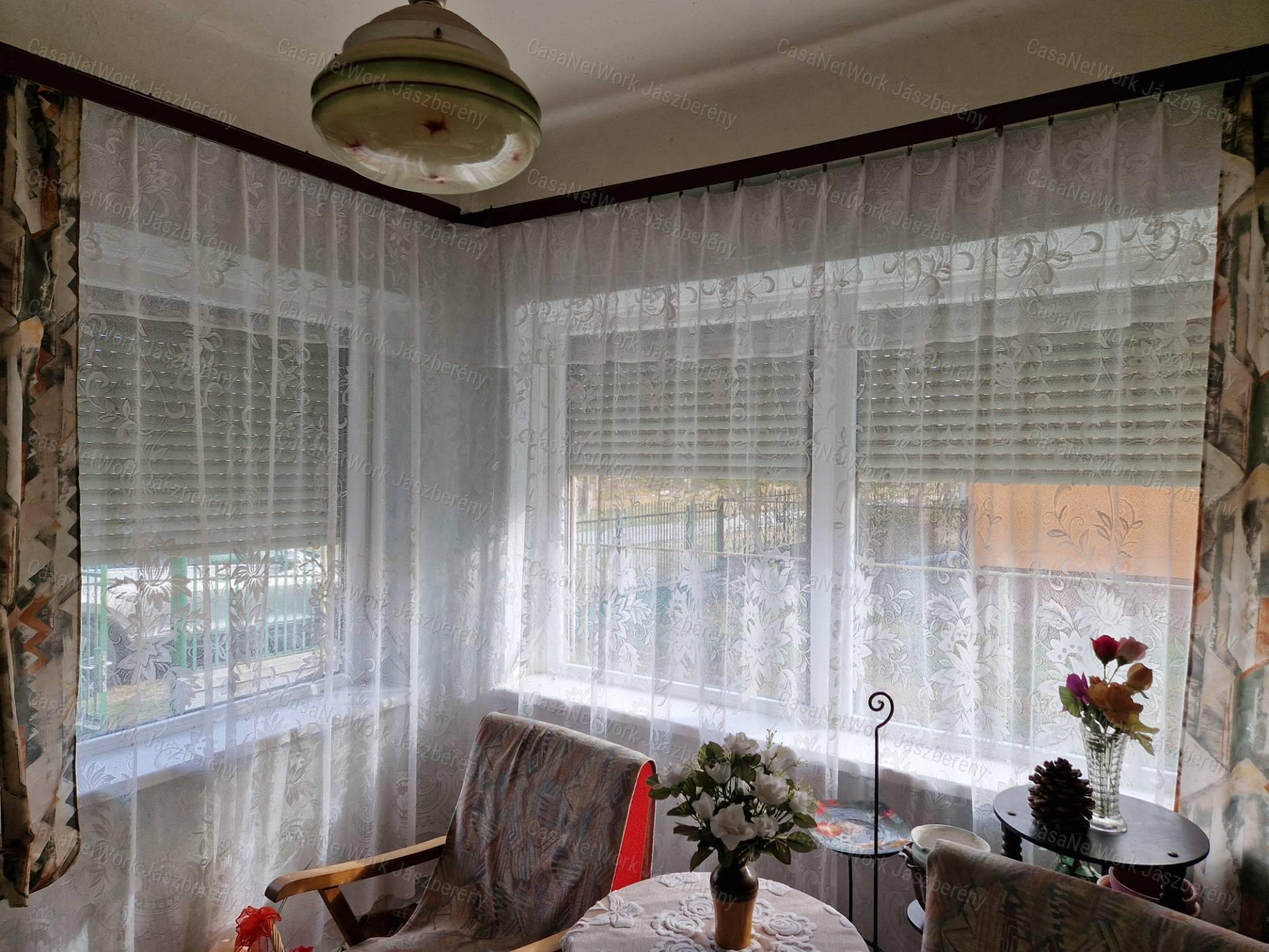 Tarnaörsön 88 nm-es 3 szobás családi ház eladó, a kert végén horgásztó