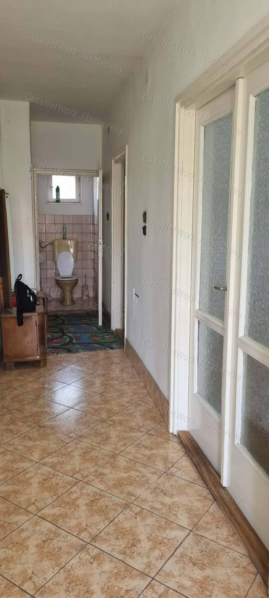 Jászapátin 3 szobás, 90 nm-es, tégla építésű családi ház eladó!