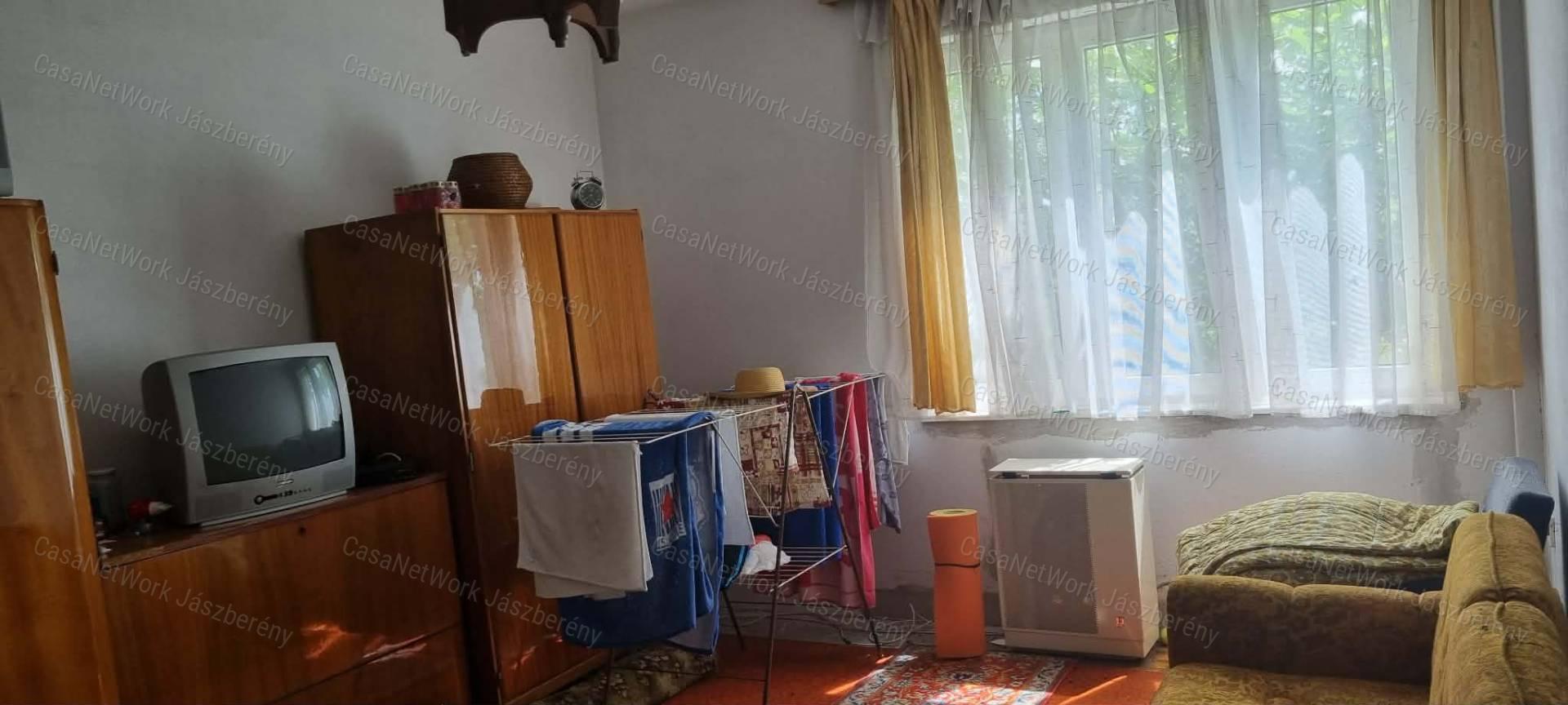 Jászapátin 3 szobás, 90 nm-es, tégla építésű családi ház eladó!