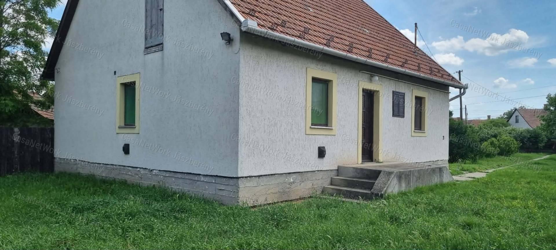 Jászapátin 3 szobás, 90 nm-es, tégla építésű családi ház eladó!