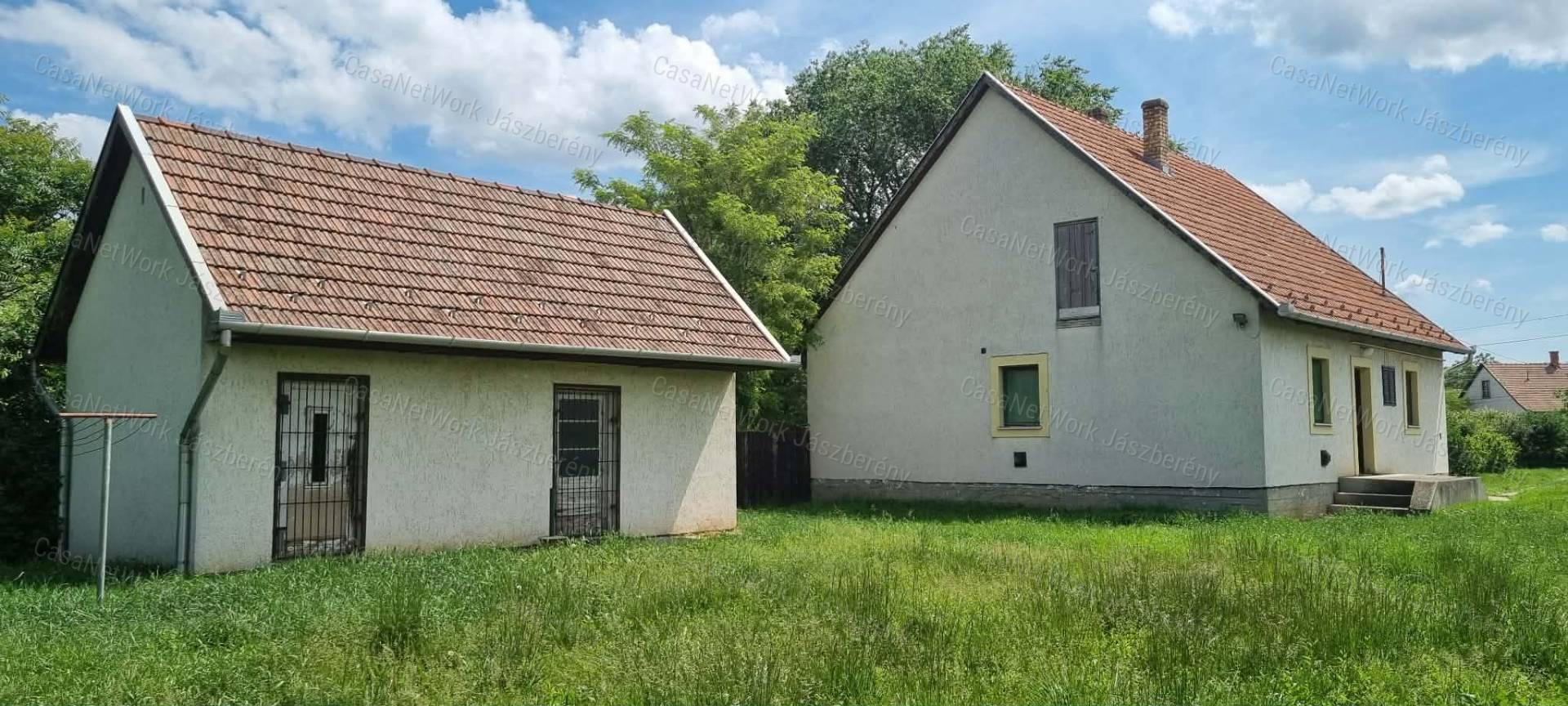 Jászapátin 3 szobás, 90 nm-es, tégla építésű családi ház eladó!