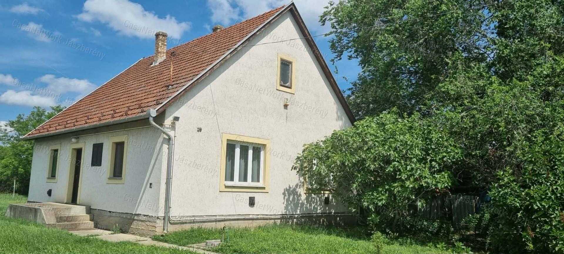 Jászapátin 3 szobás, 90 nm-es, tégla építésű családi ház eladó!