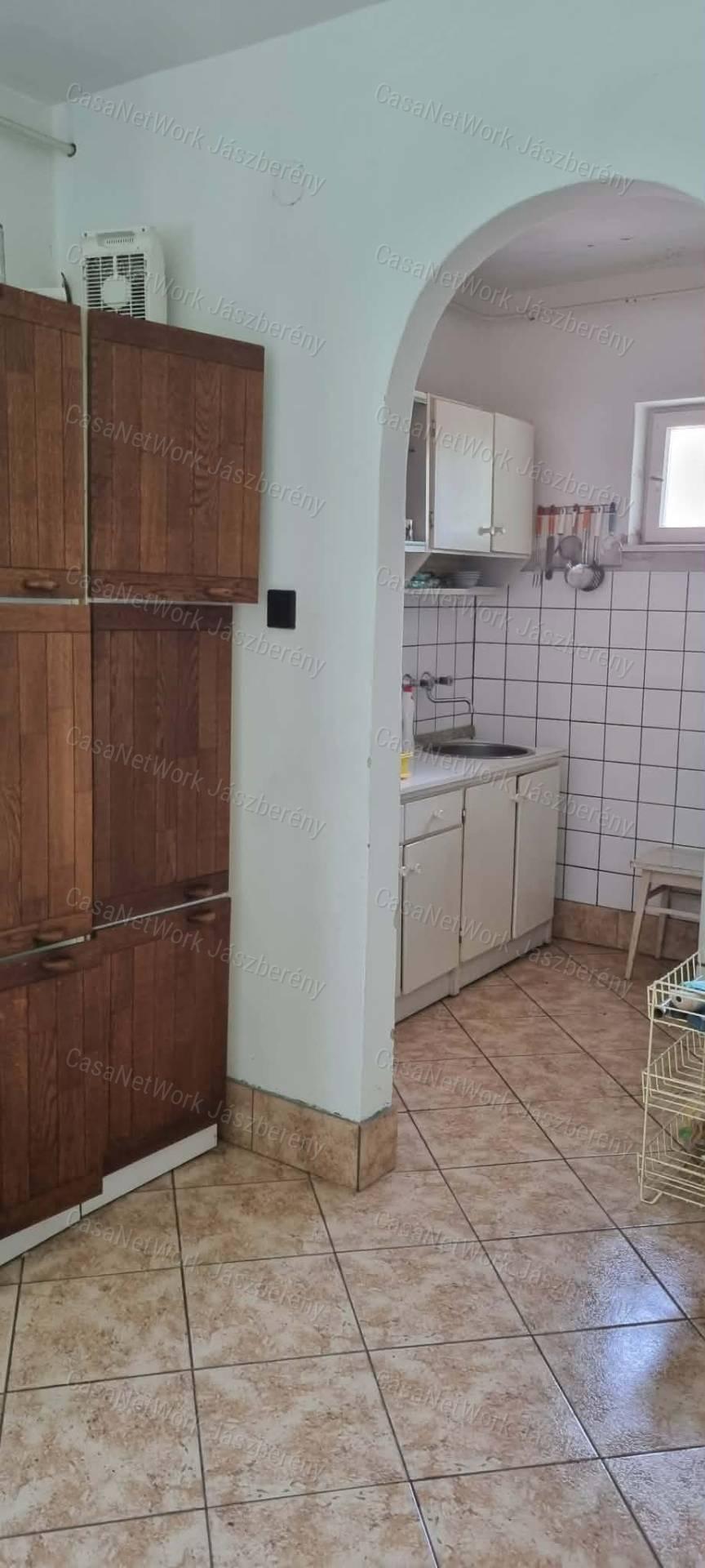 Jászapátin 3 szobás, 90 nm-es, tégla építésű családi ház eladó!