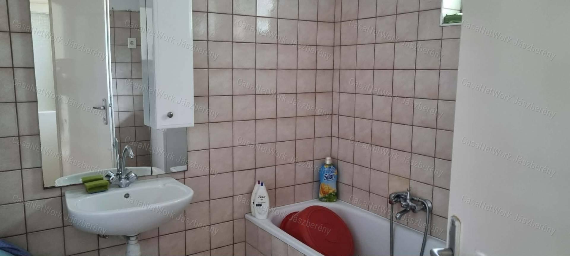Jászapátin 3 szobás, 90 nm-es, tégla építésű családi ház eladó!