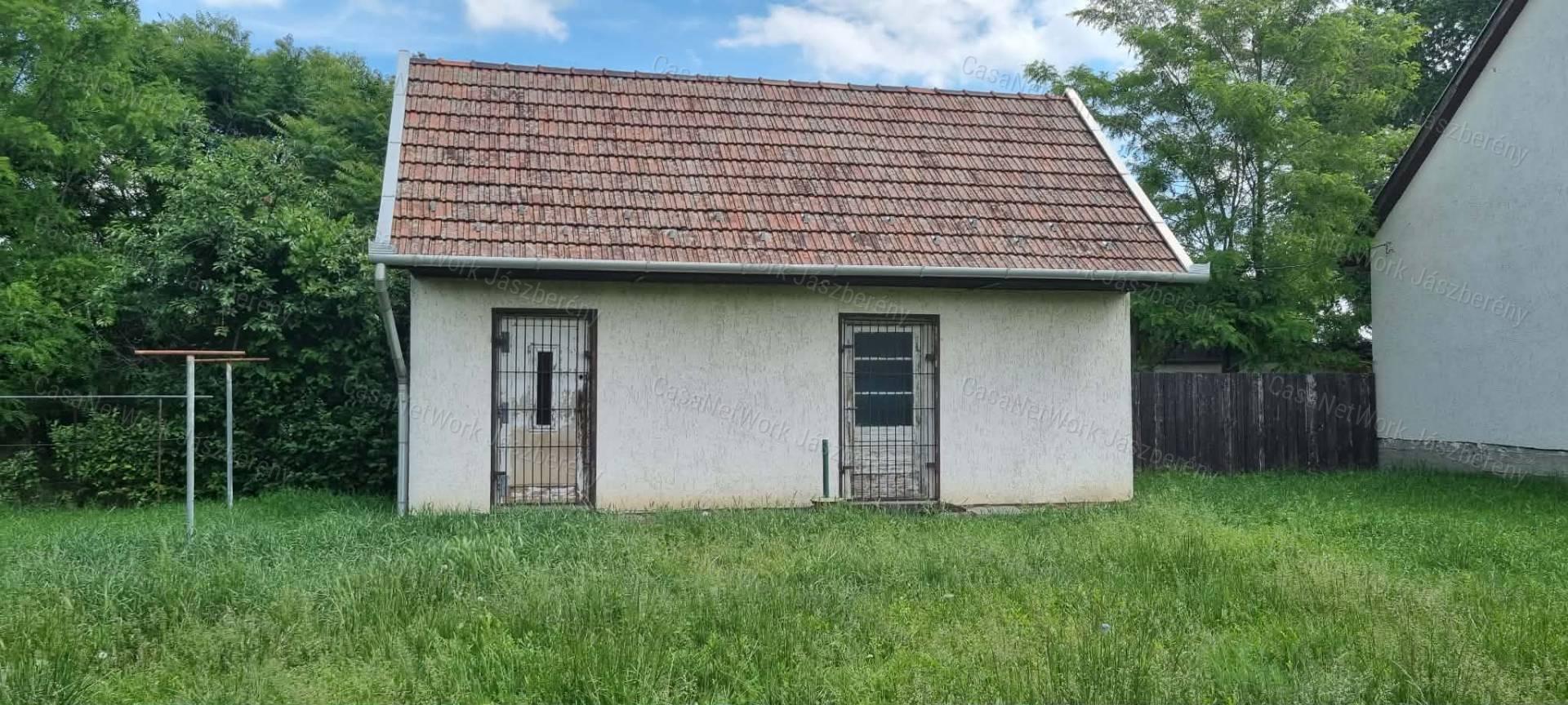 Jászapátin 3 szobás, 90 nm-es, tégla építésű családi ház eladó!