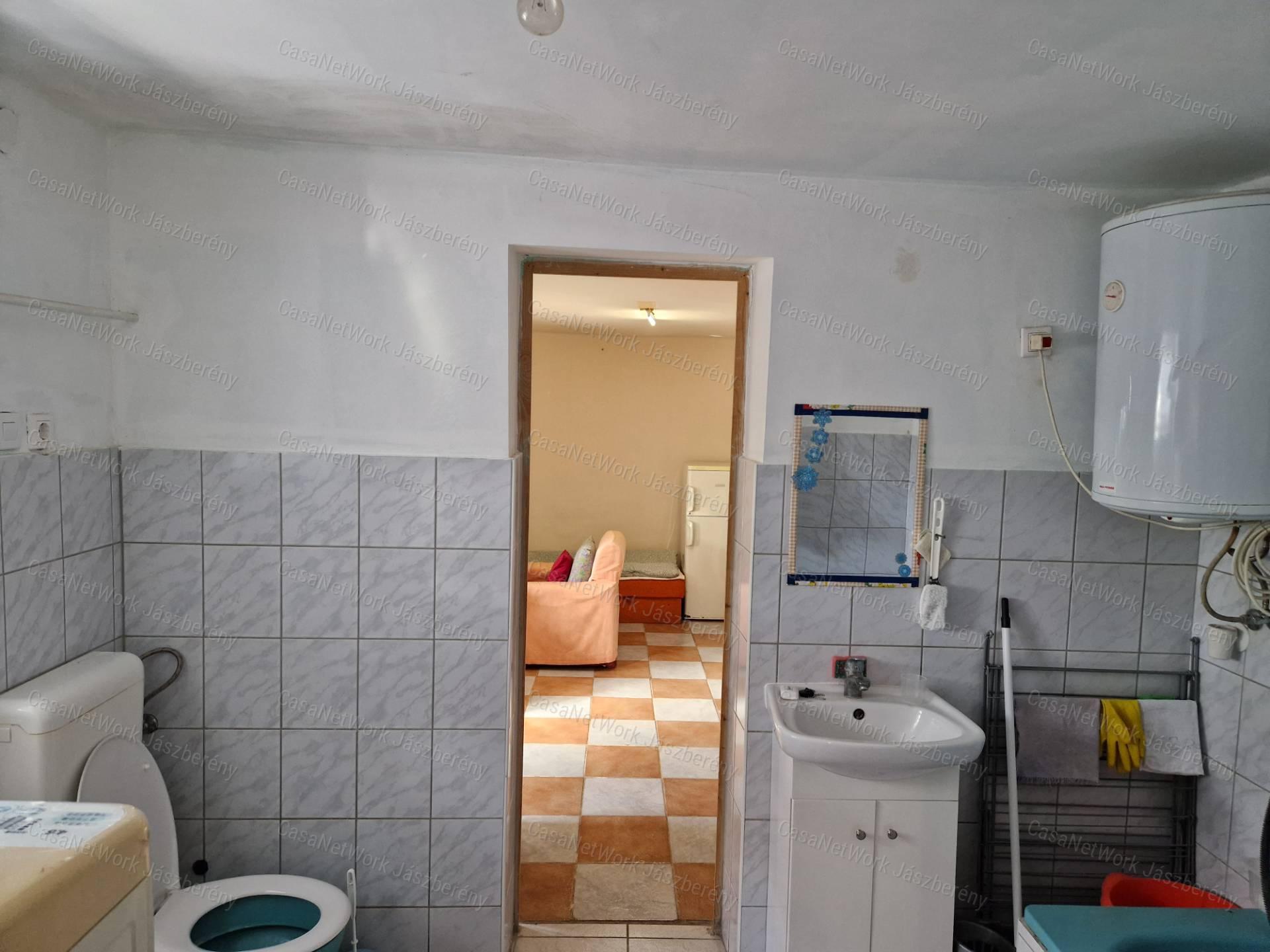 ZARÁNKON FELÚJÍTOTT, 61 nm-es, 2 szobás  CSALÁDI HÁZ ELADÓ!