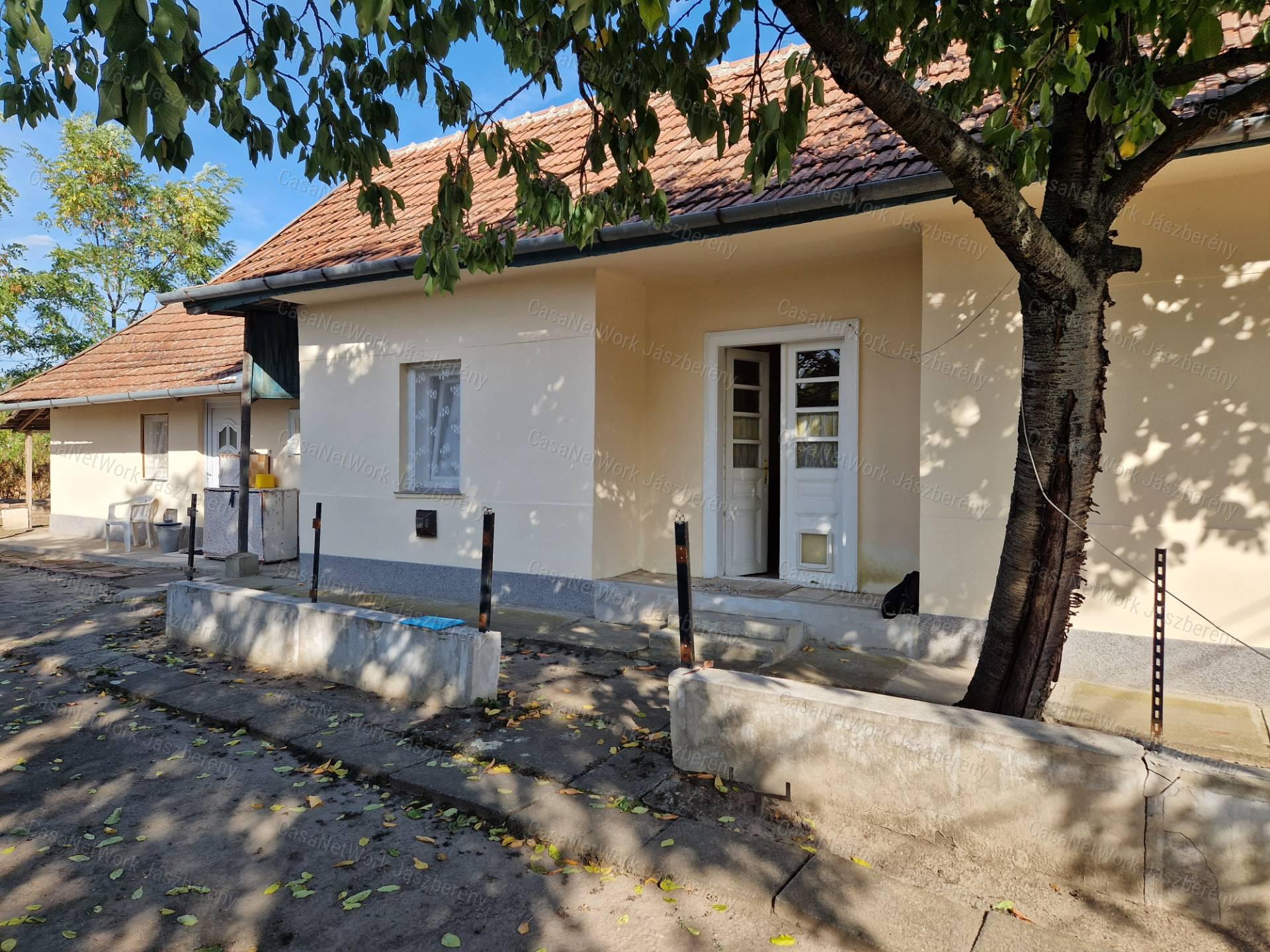 ZARÁNKON FELÚJÍTOTT, 61 nm-es, 2 szobás  CSALÁDI HÁZ ELADÓ!