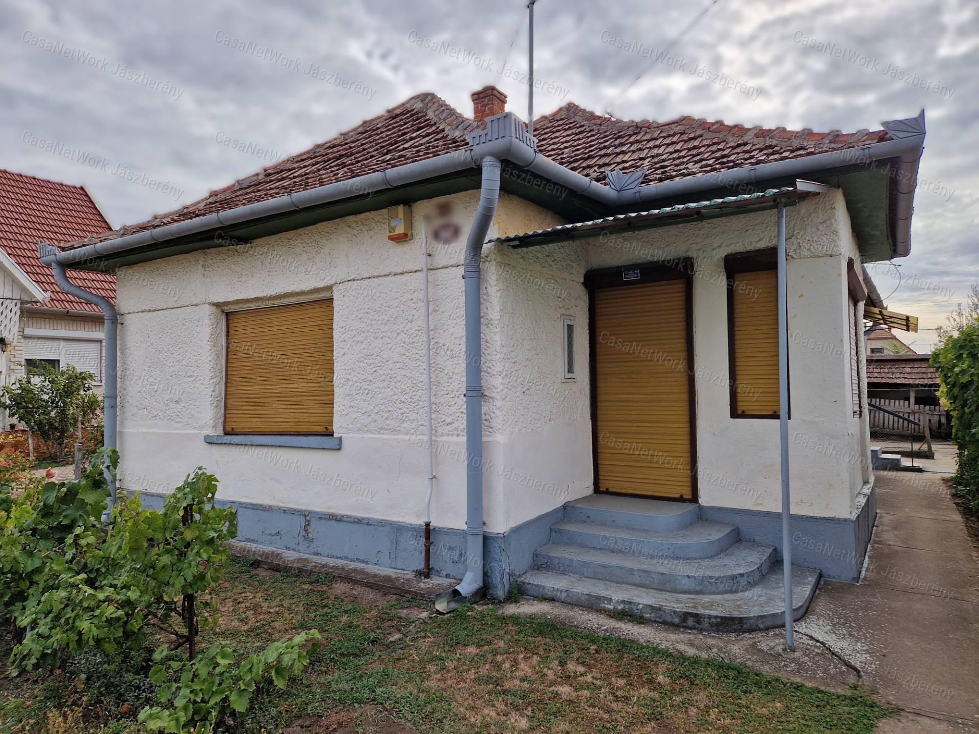 Tarnaörsön 61 nm-es, 2 szobás, vályog építésű családi ház eladó!