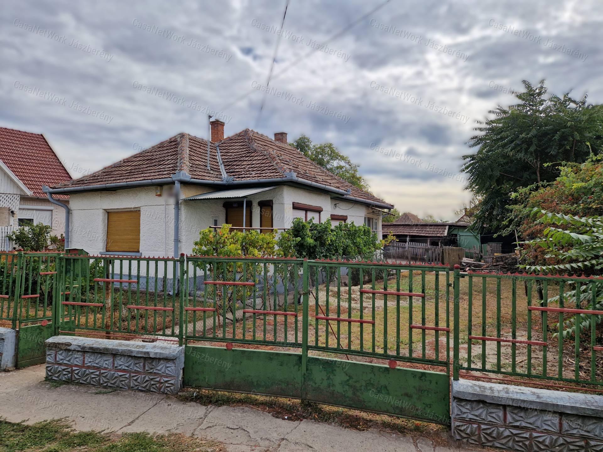 Tarnaörsön 61 nm-es, 2 szobás, vályog építésű családi ház eladó!