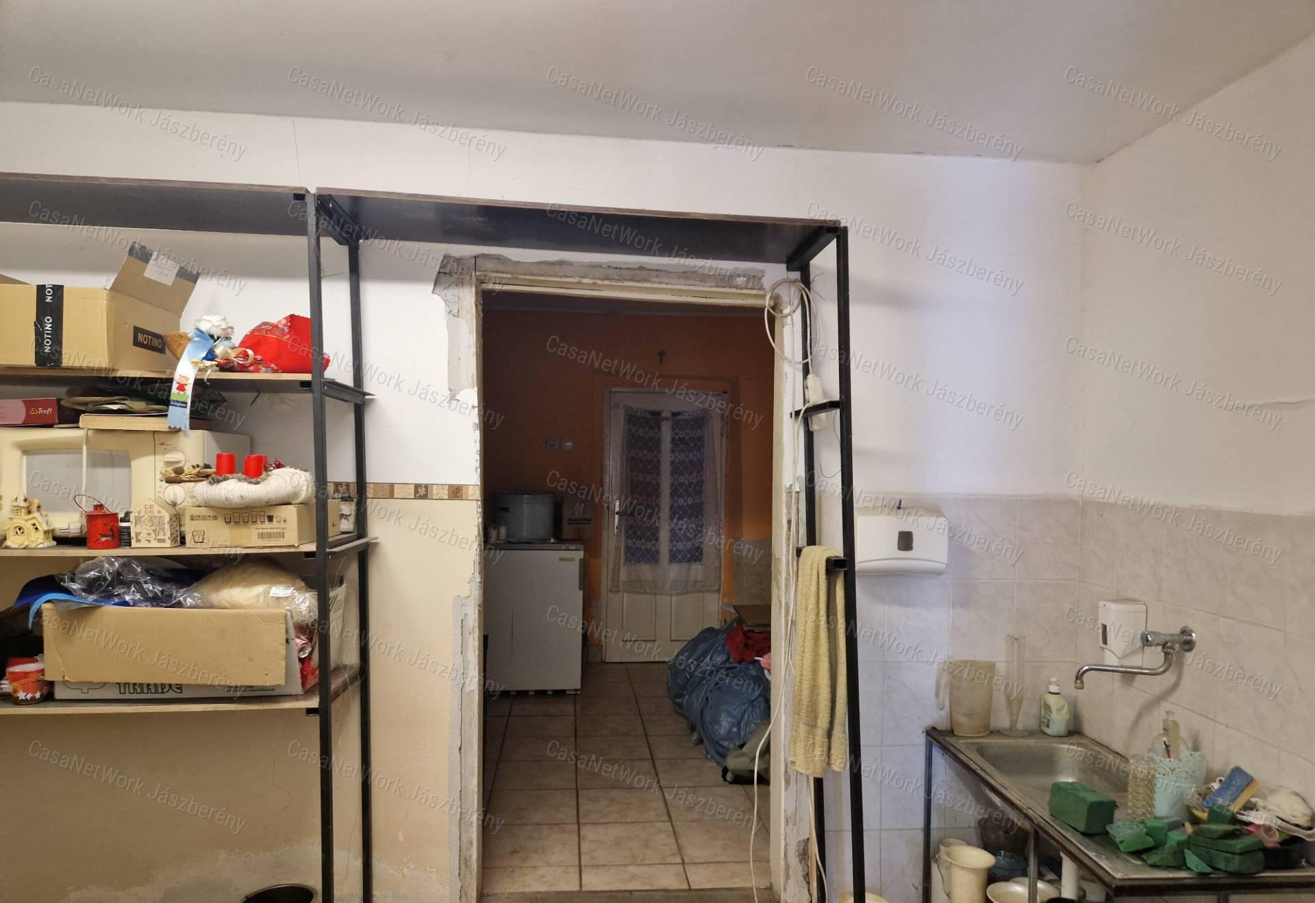 Tarnaörs központjához közel 50 nm-es, 2 szobás parasztház eladó!