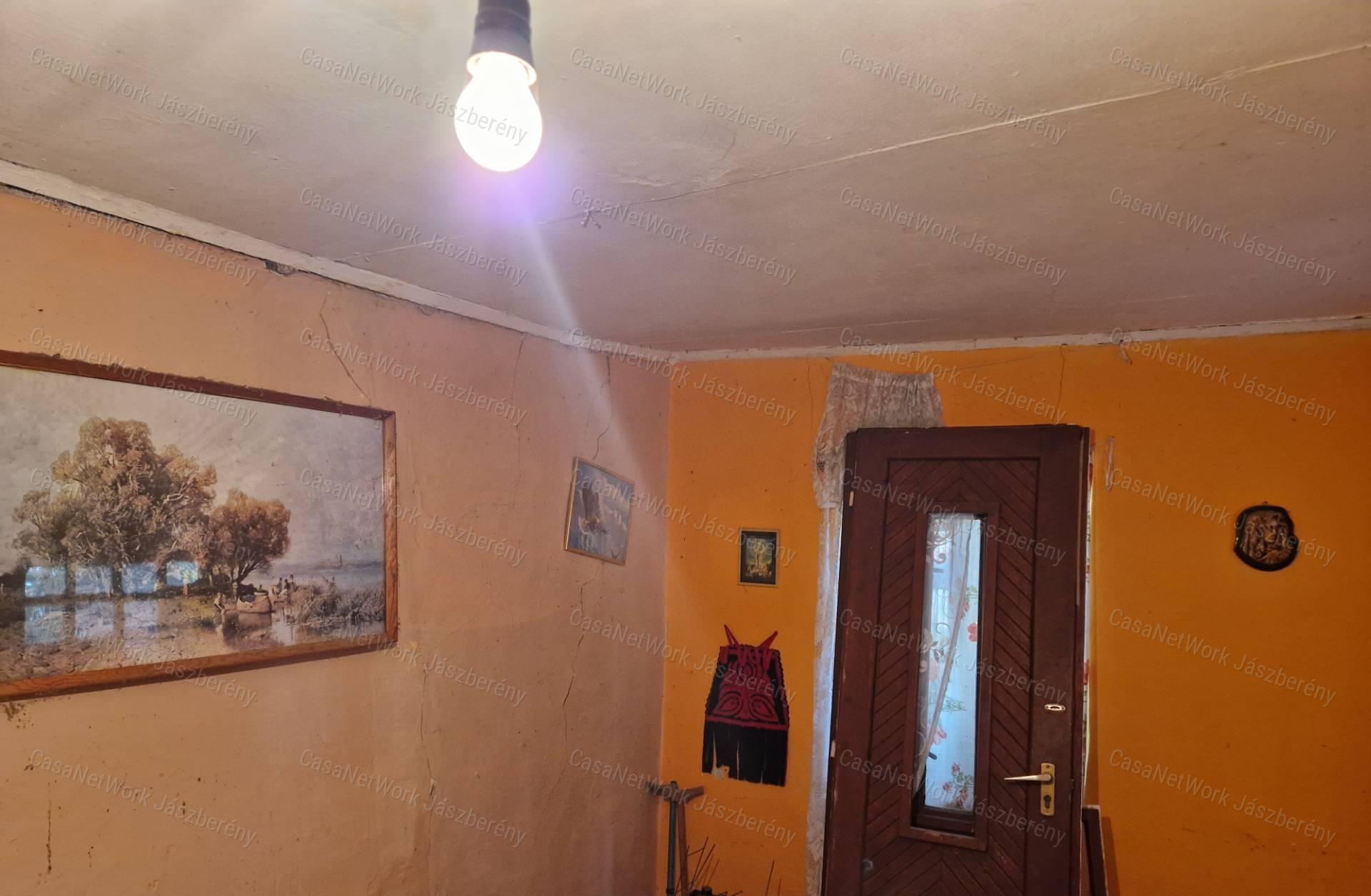 Tarnaörs központjához közel 50 nm-es, 2 szobás parasztház eladó!