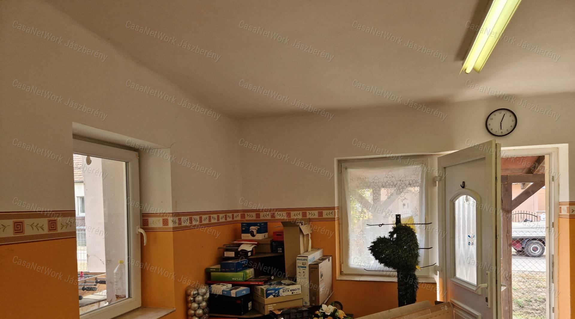 Tarnaörs központjához közel 50 nm-es, 2 szobás parasztház eladó!