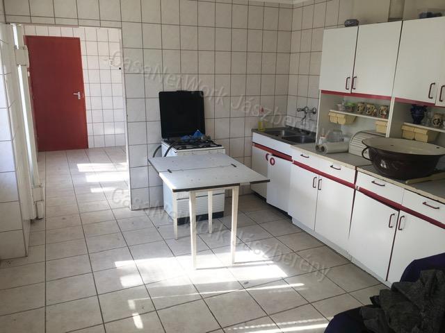 Heves központjában 450 nm-es telken, 140 nm-es ingatlan eladó!