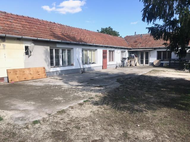 Heves központjában 450 nm-es telken, 140 nm-es ingatlan eladó!