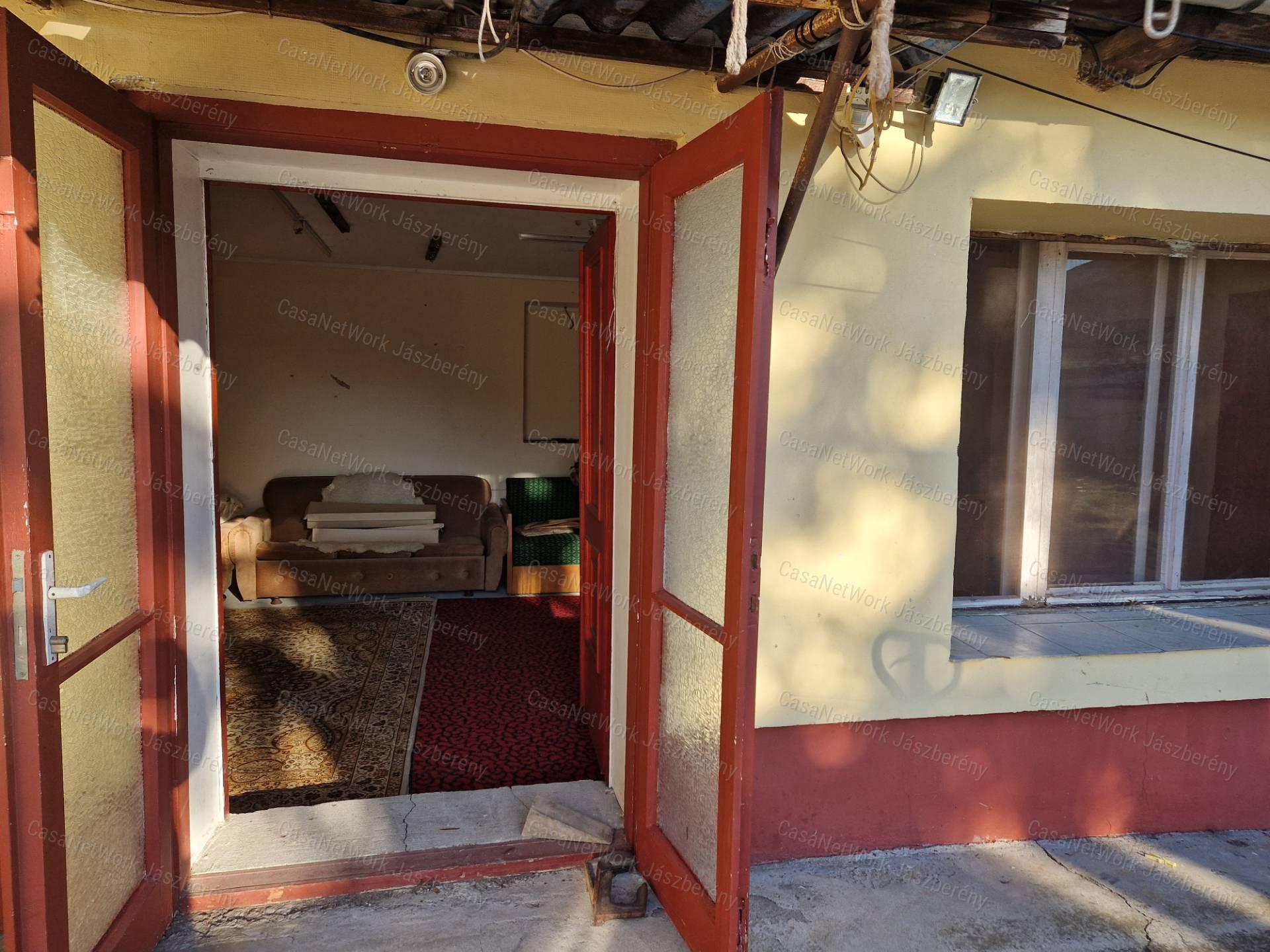 Heves központjában 450 nm-es telken, 140 nm-es ingatlan eladó!