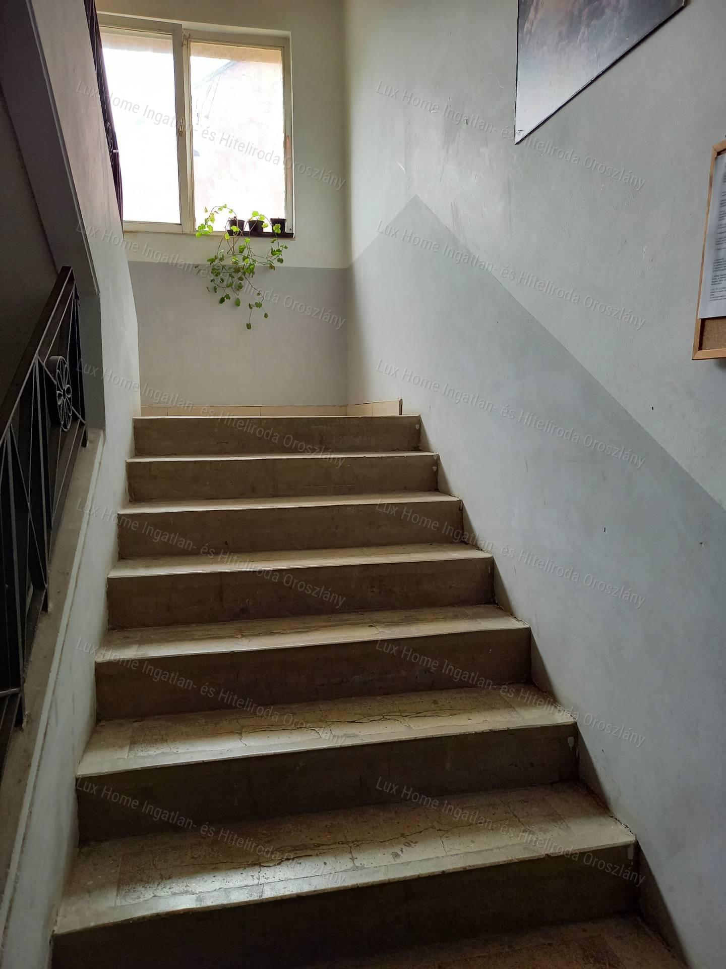 Eladó Oroszlány központjában 478 m2-es társasház befektetőknek