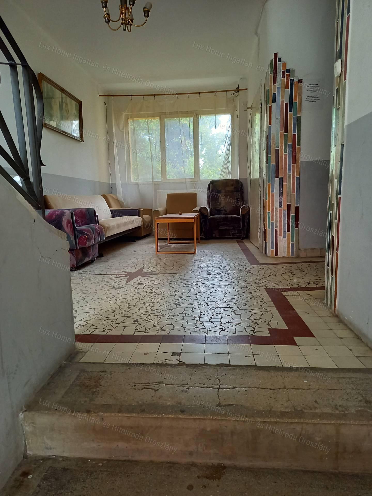 Eladó Oroszlány központjában 478 m2-es társasház befektetőknek