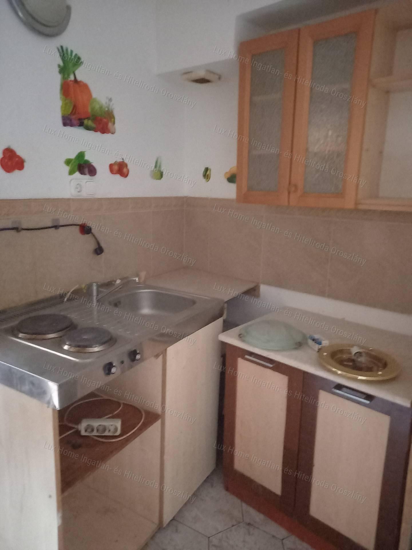 Eladó Oroszlány központjában 478 m2-es társasház befektetőknek