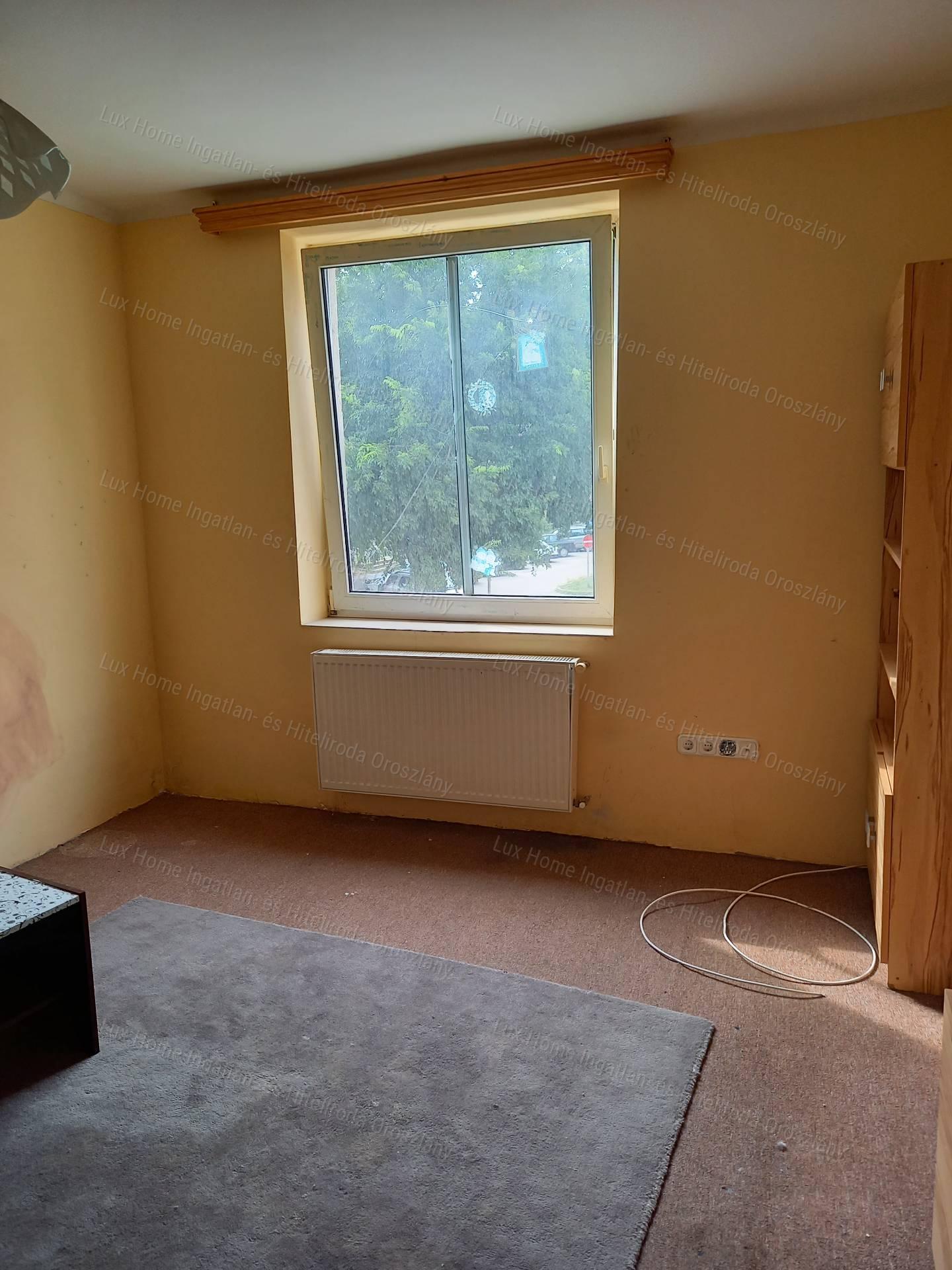 Eladó Oroszlány központjában 478 m2-es társasház befektetőknek