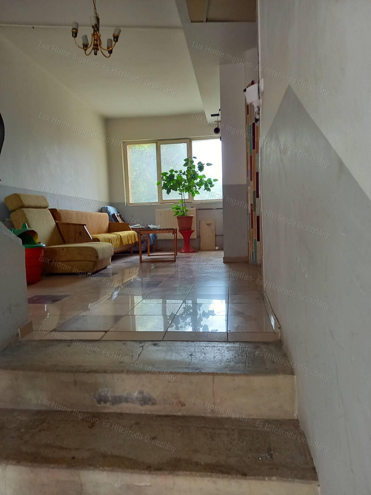 Eladó Oroszlány központjában 478 m2-es társasház befektetőknek