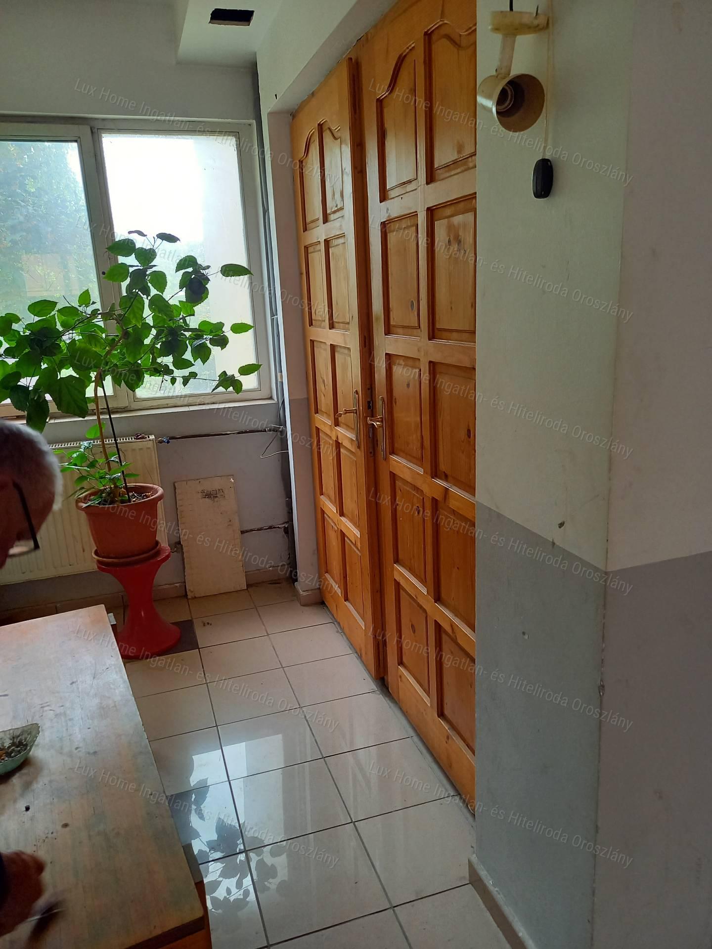 Eladó Oroszlány központjában 478 m2-es társasház befektetőknek