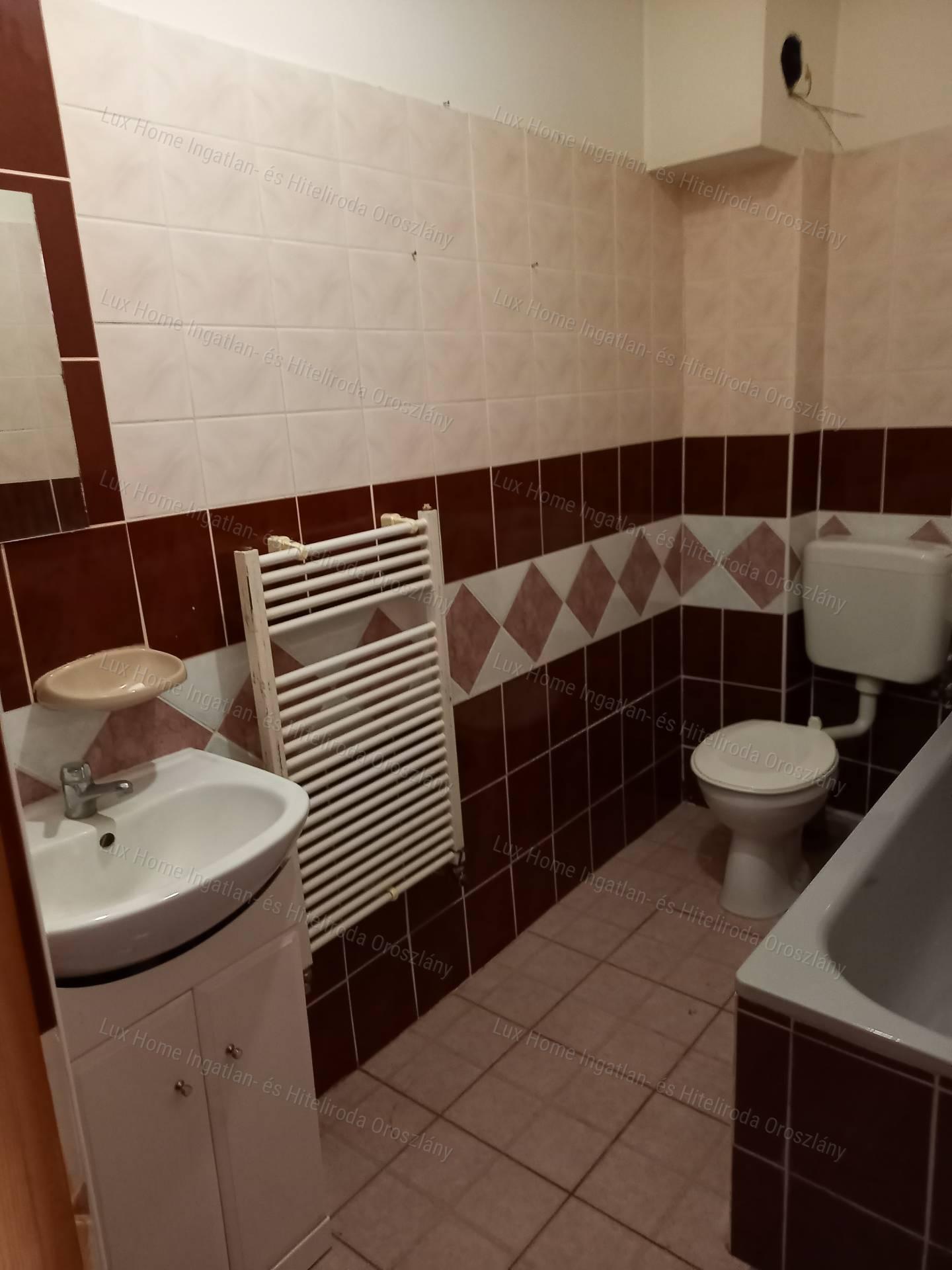 Eladó Oroszlány központjában 478 m2-es társasház befektetőknek