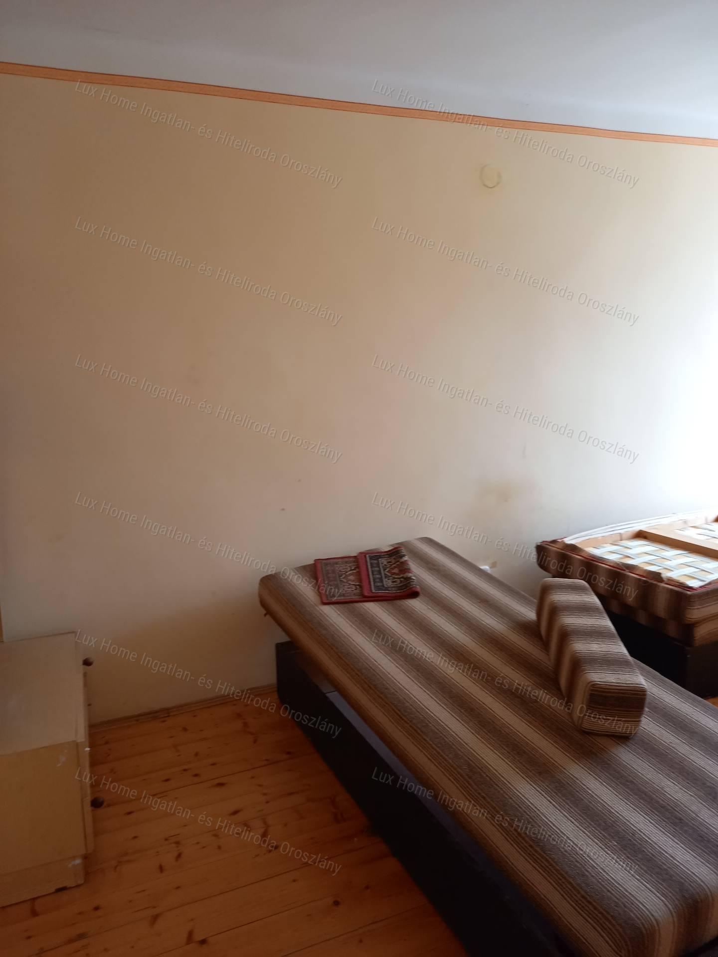 Eladó Oroszlány központjában 478 m2-es társasház befektetőknek