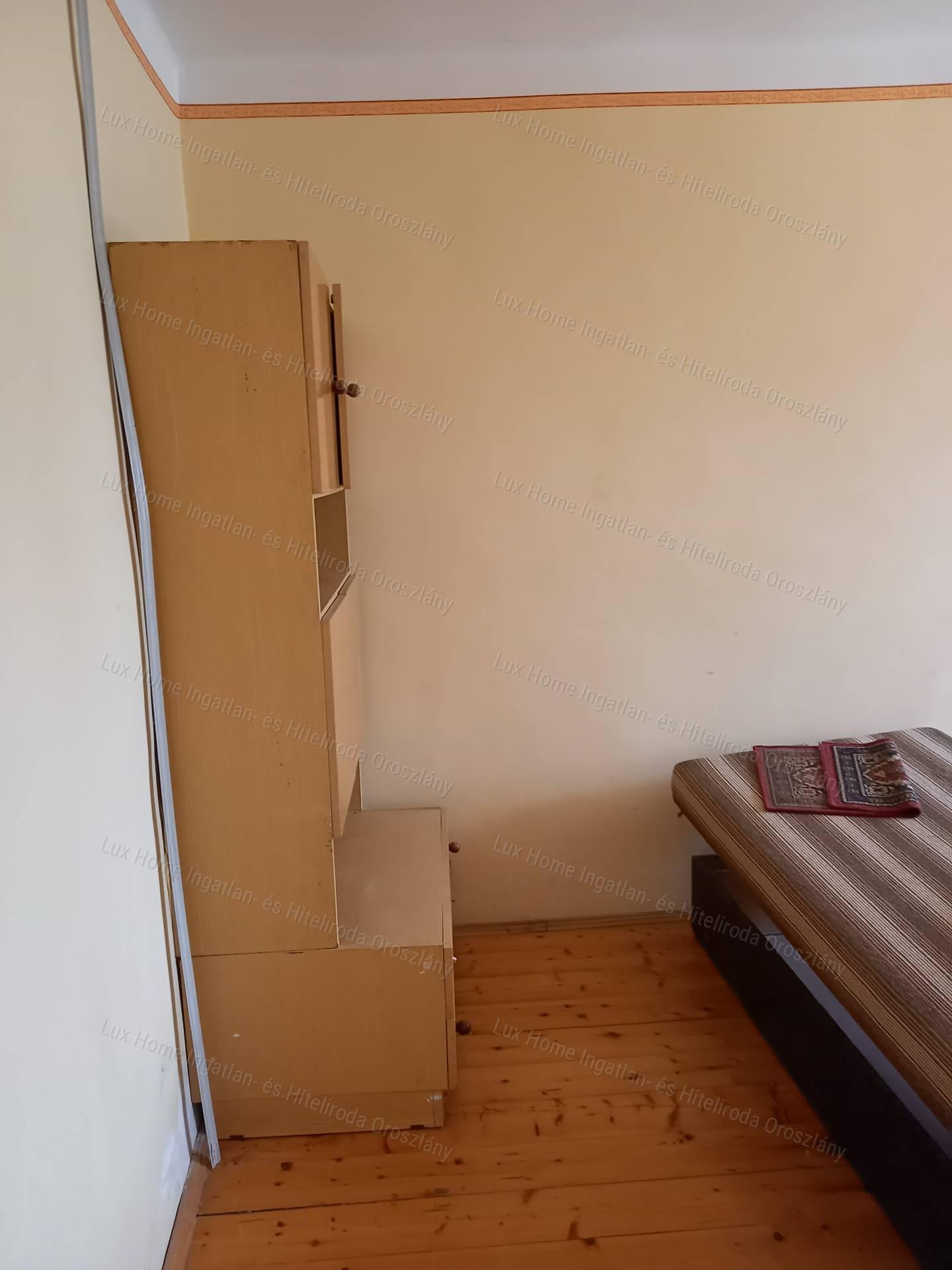 Eladó Oroszlány központjában 478 m2-es társasház befektetőknek