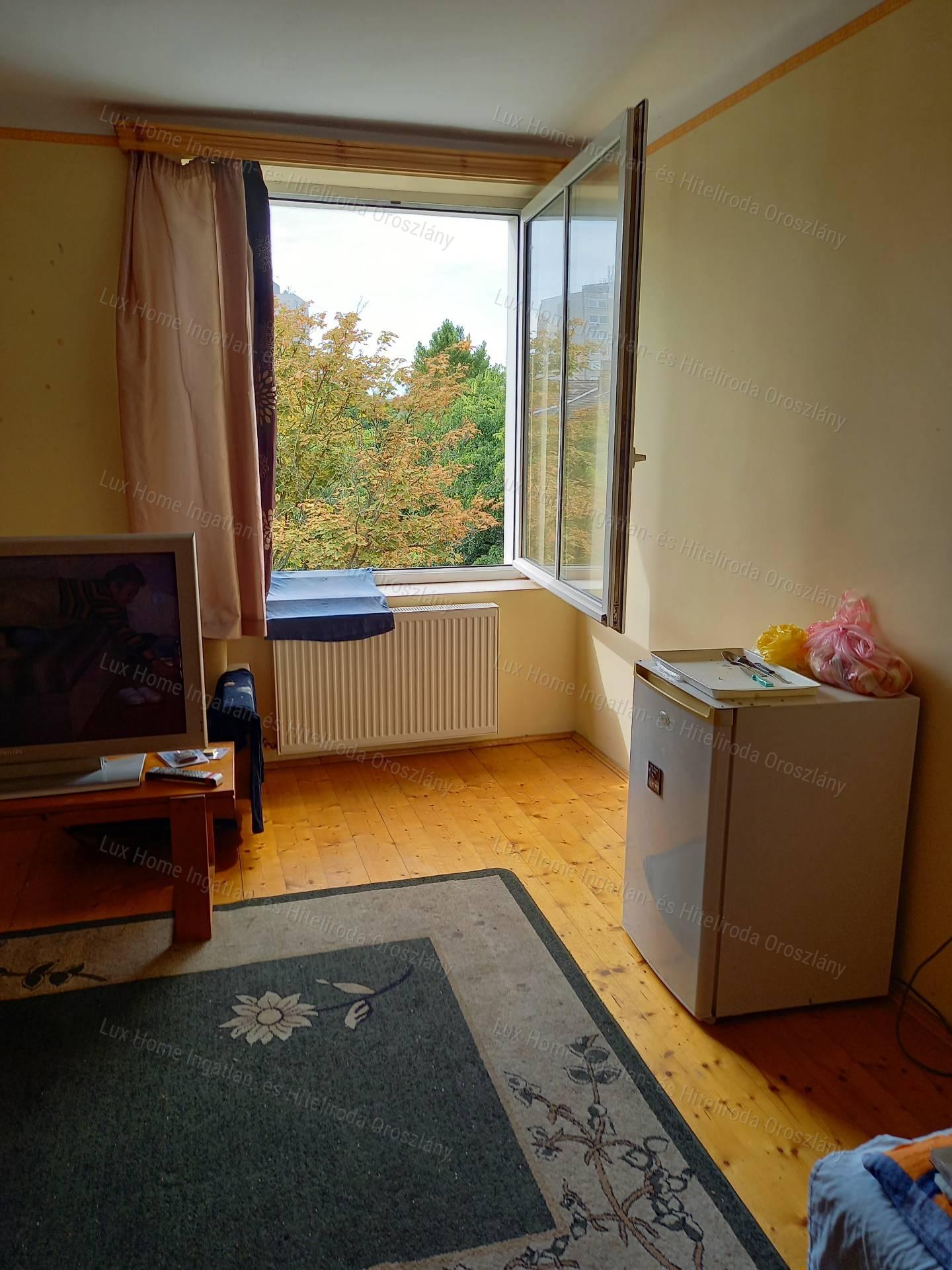 Eladó Oroszlány központjában 478 m2-es társasház befektetőknek