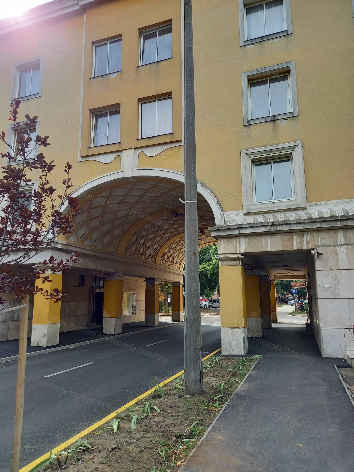 Eladó Oroszlány központjában 478 m2-es társasház befektetőknek