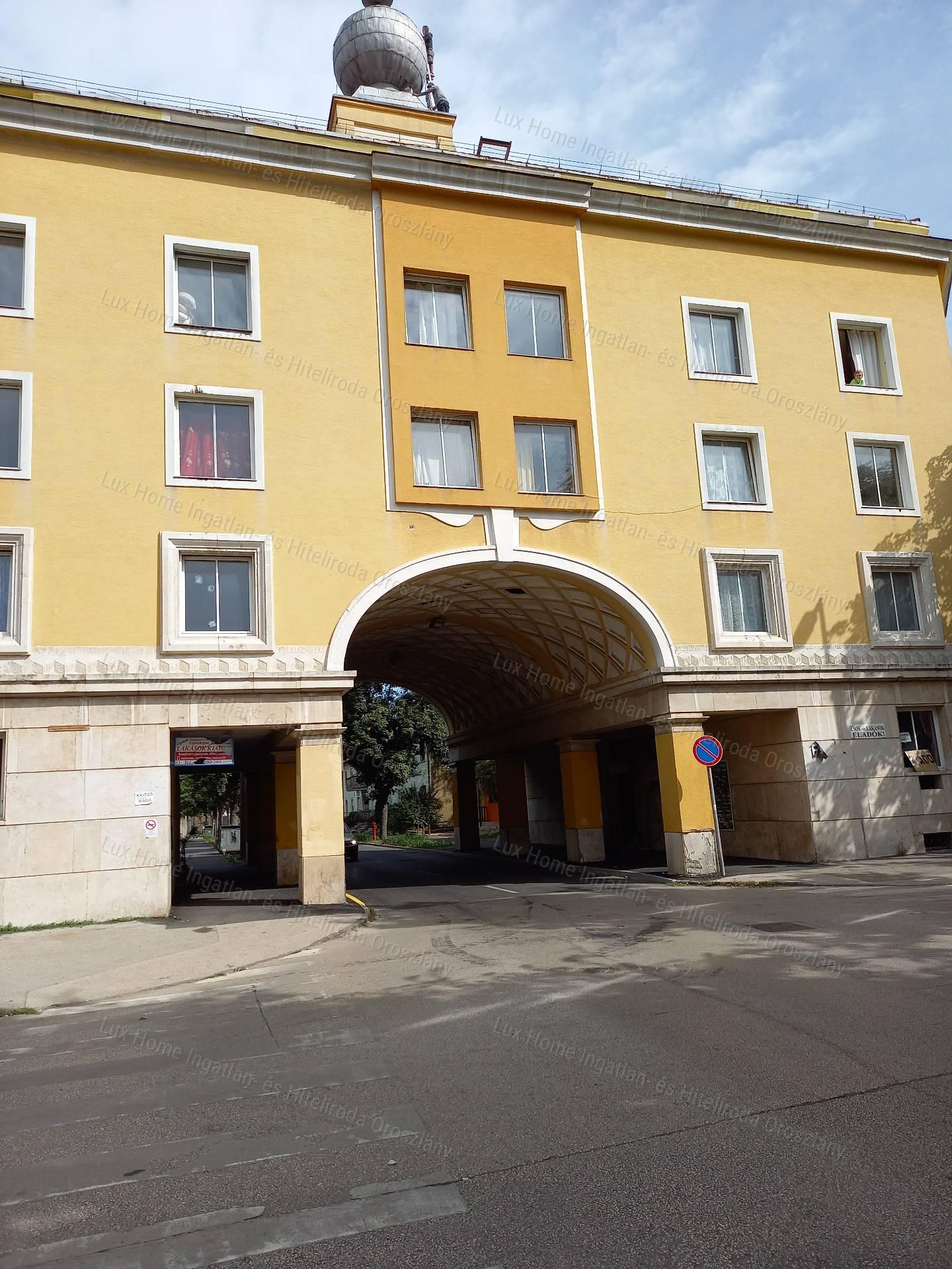 Eladó Oroszlány központjában 478 m2-es társasház befektetőknek