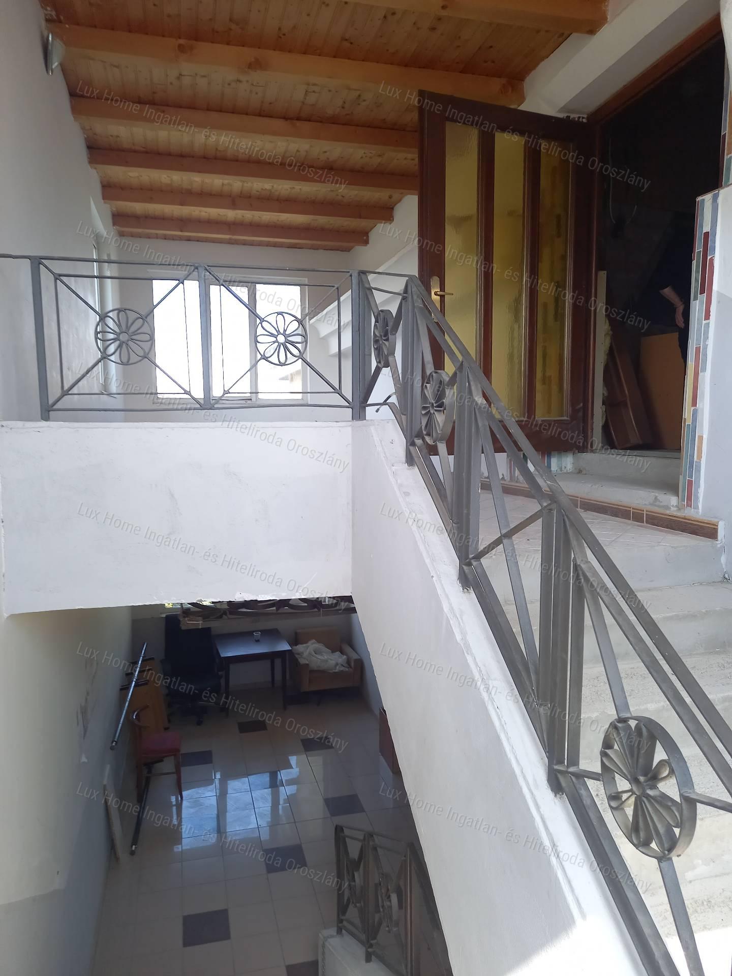 Eladó Oroszlány központjában 478 m2-es társasház befektetőknek