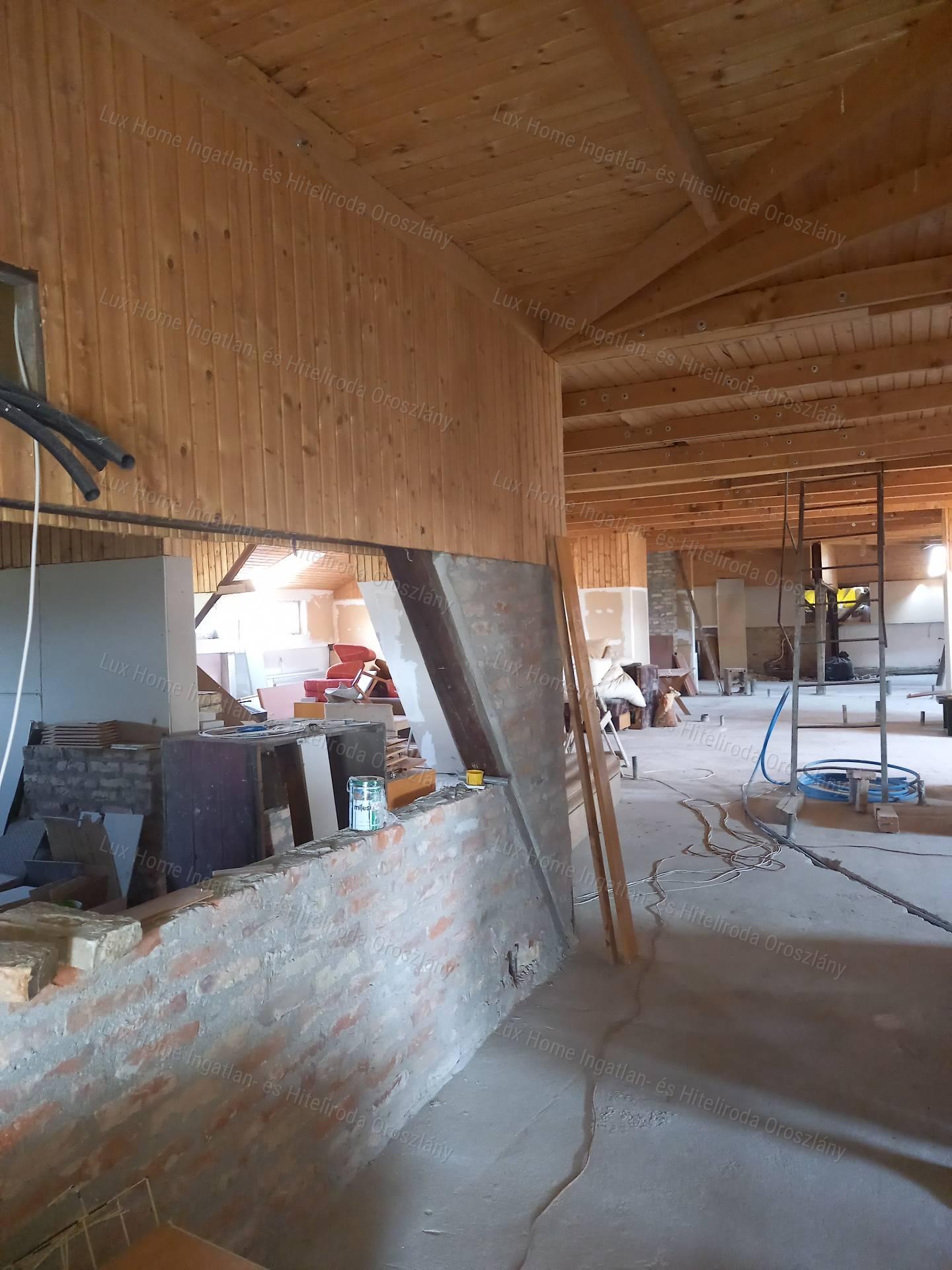 Eladó Oroszlány központjában 478 m2-es társasház befektetőknek