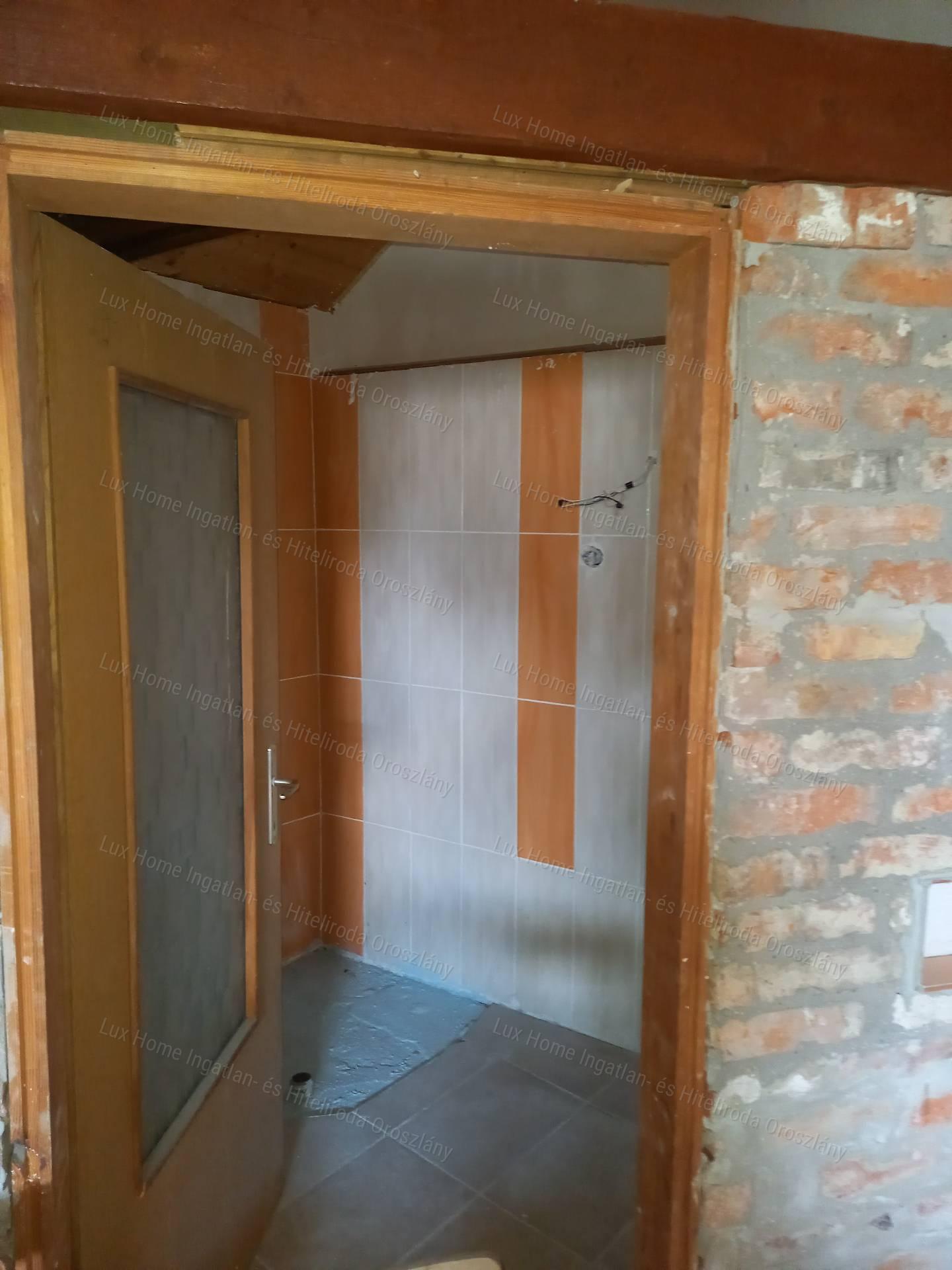 Eladó Oroszlány központjában 478 m2-es társasház befektetőknek