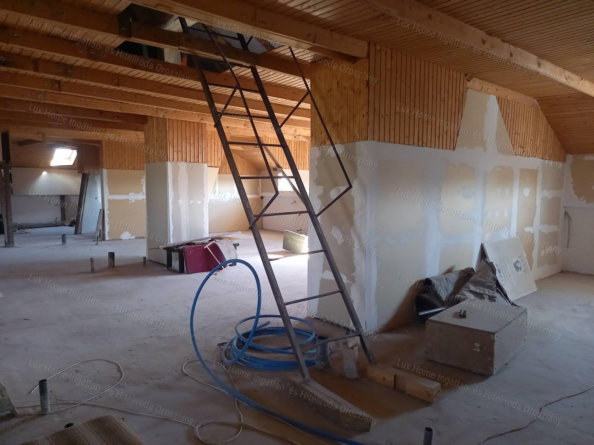 Eladó Oroszlány központjában 478 m2-es társasház befektetőknek