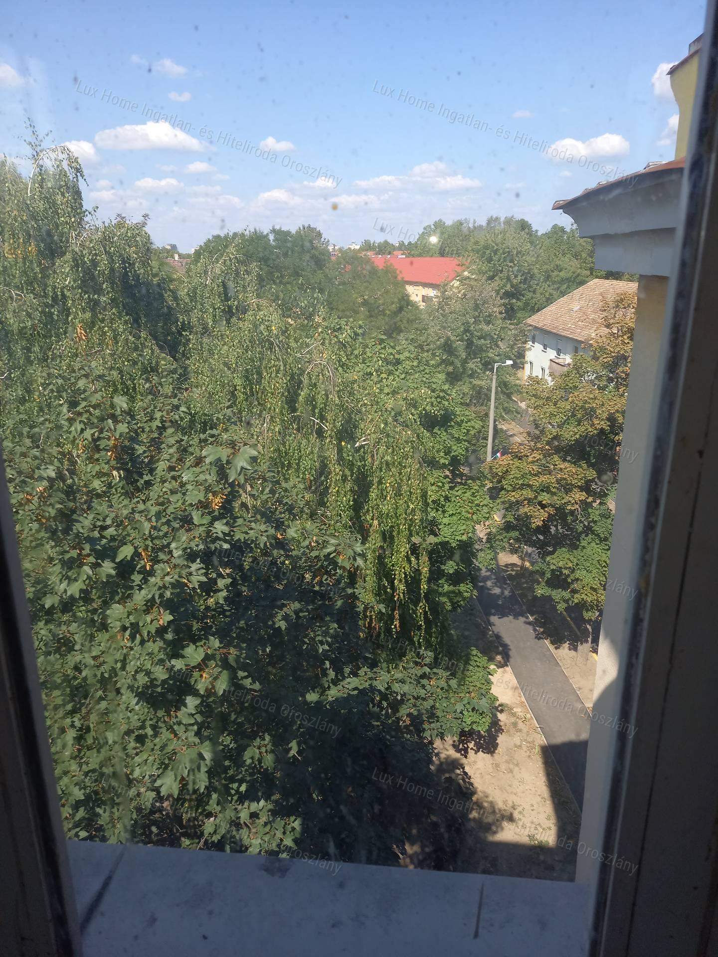 Eladó Oroszlány központjában 478 m2-es társasház befektetőknek