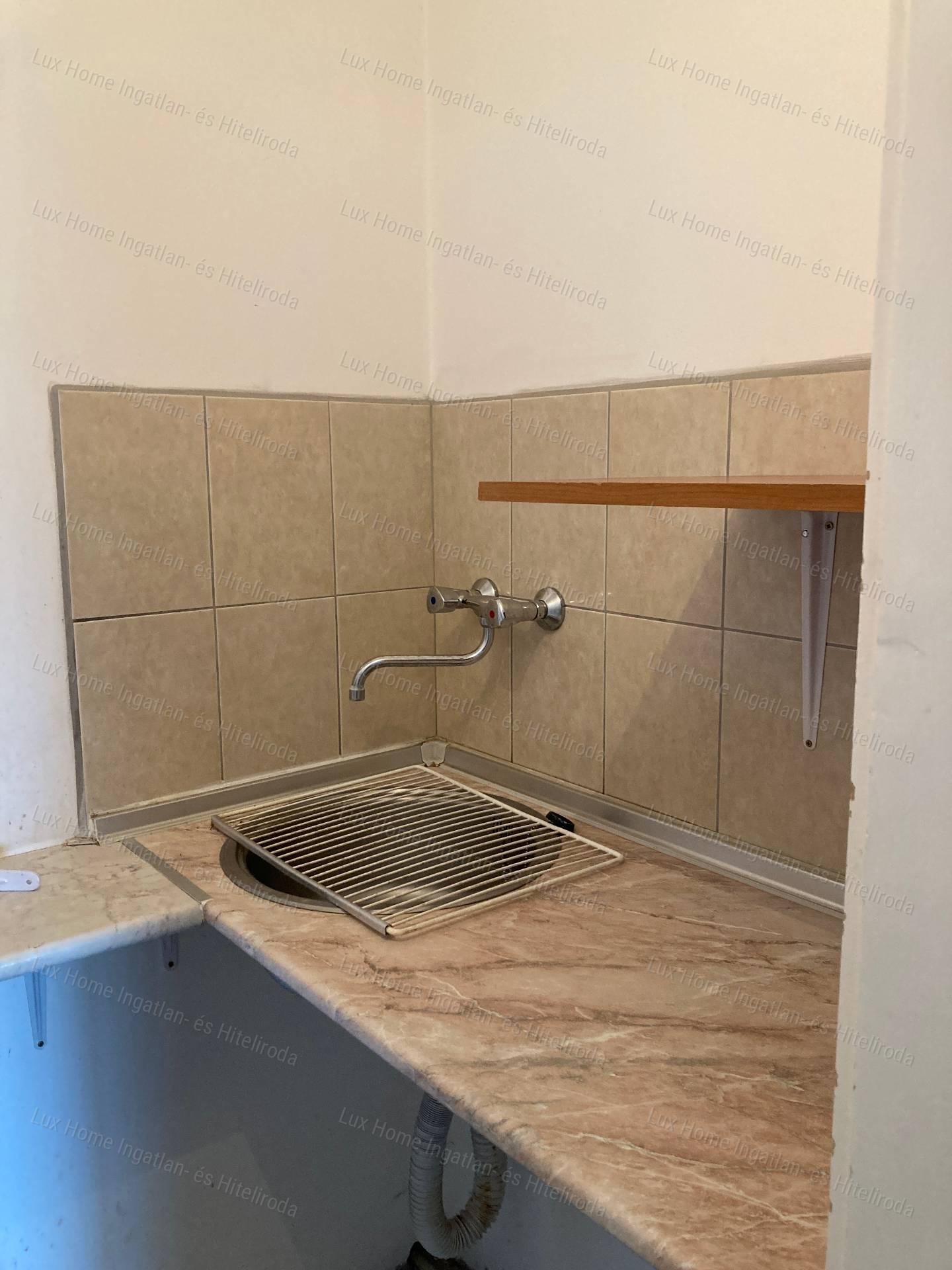 Fuvarozók, Cégek figyelem! Kiadó telephely Kocson kedvezményes áron!