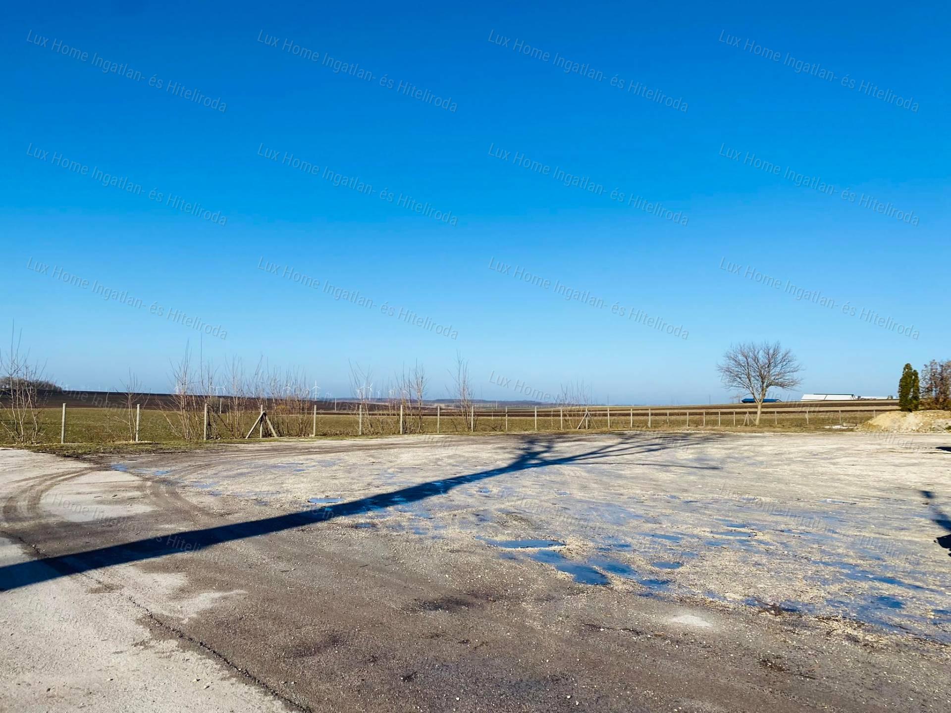 Fuvarozók, Cégek figyelem! Kiadó telephely Kocson kedvezményes áron!