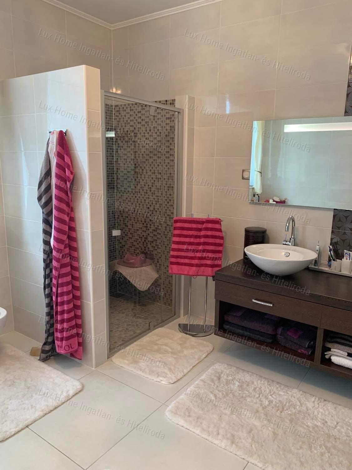 ELADÓ LUXUS családi ház Tatabányán, akár 3 generációnak!