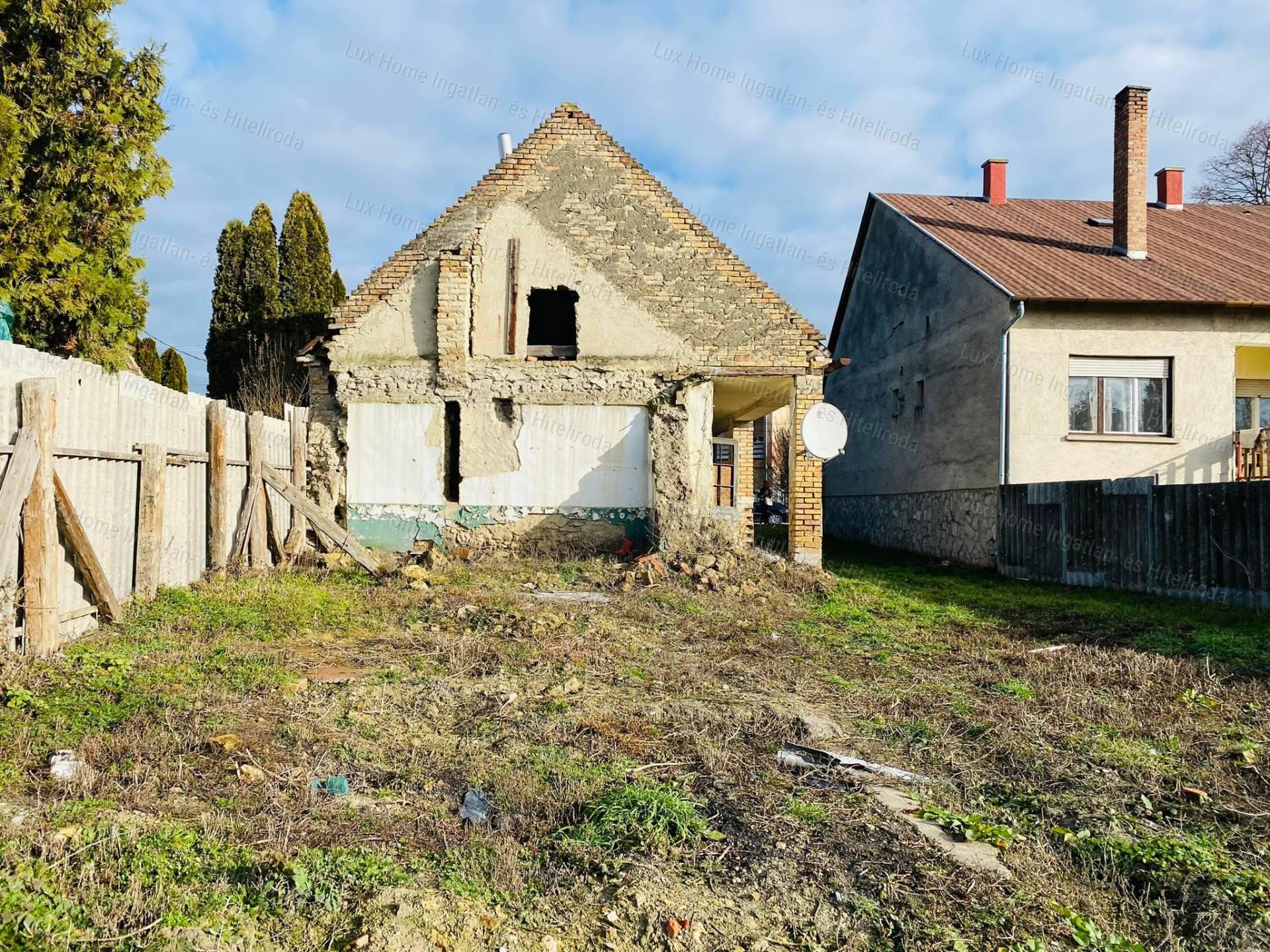 Eladó építési telek Szőny csendes, központi részén!
