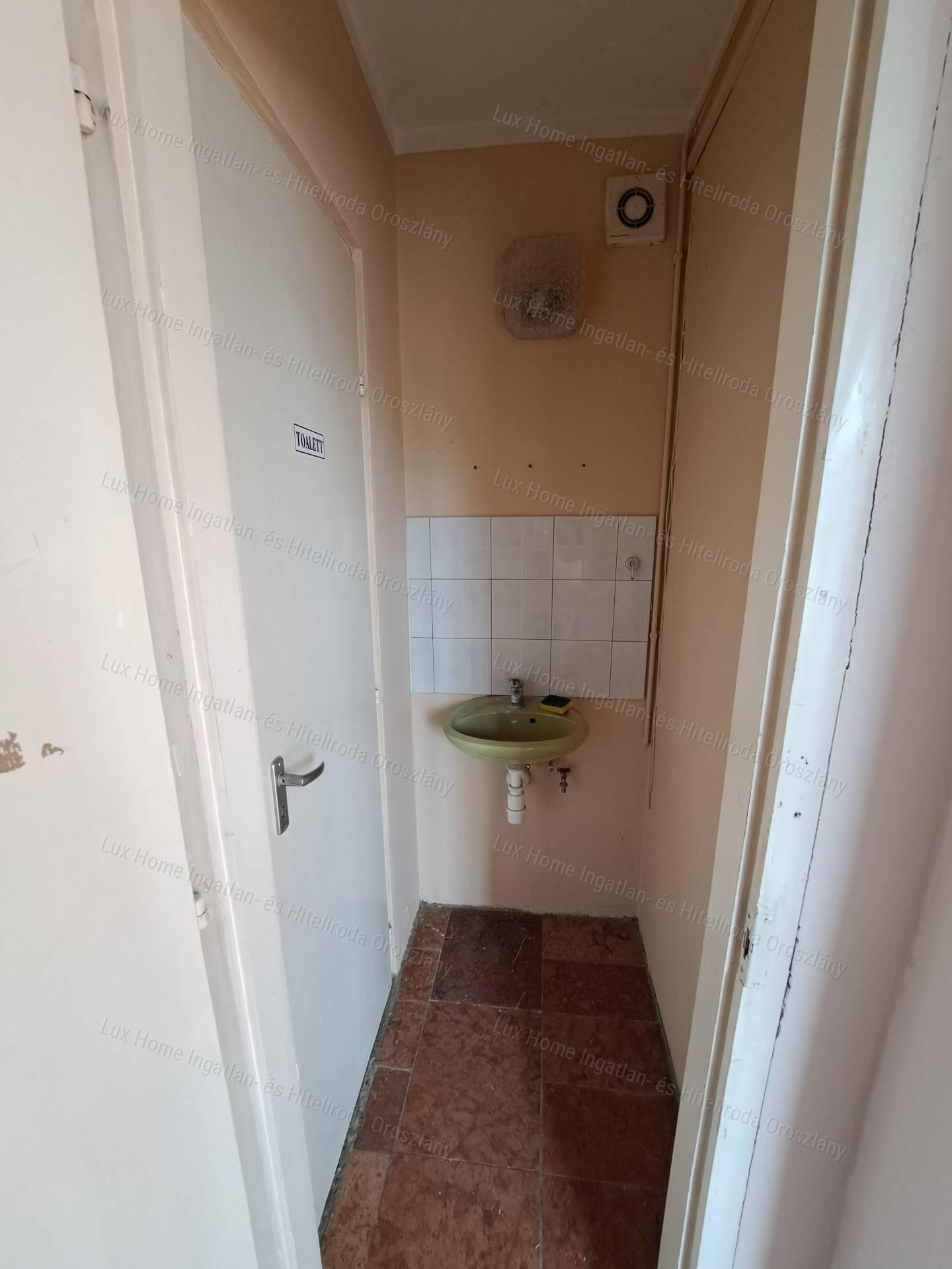 Eladó üzlethelyiség Oroszlányon forgalmas helyen!