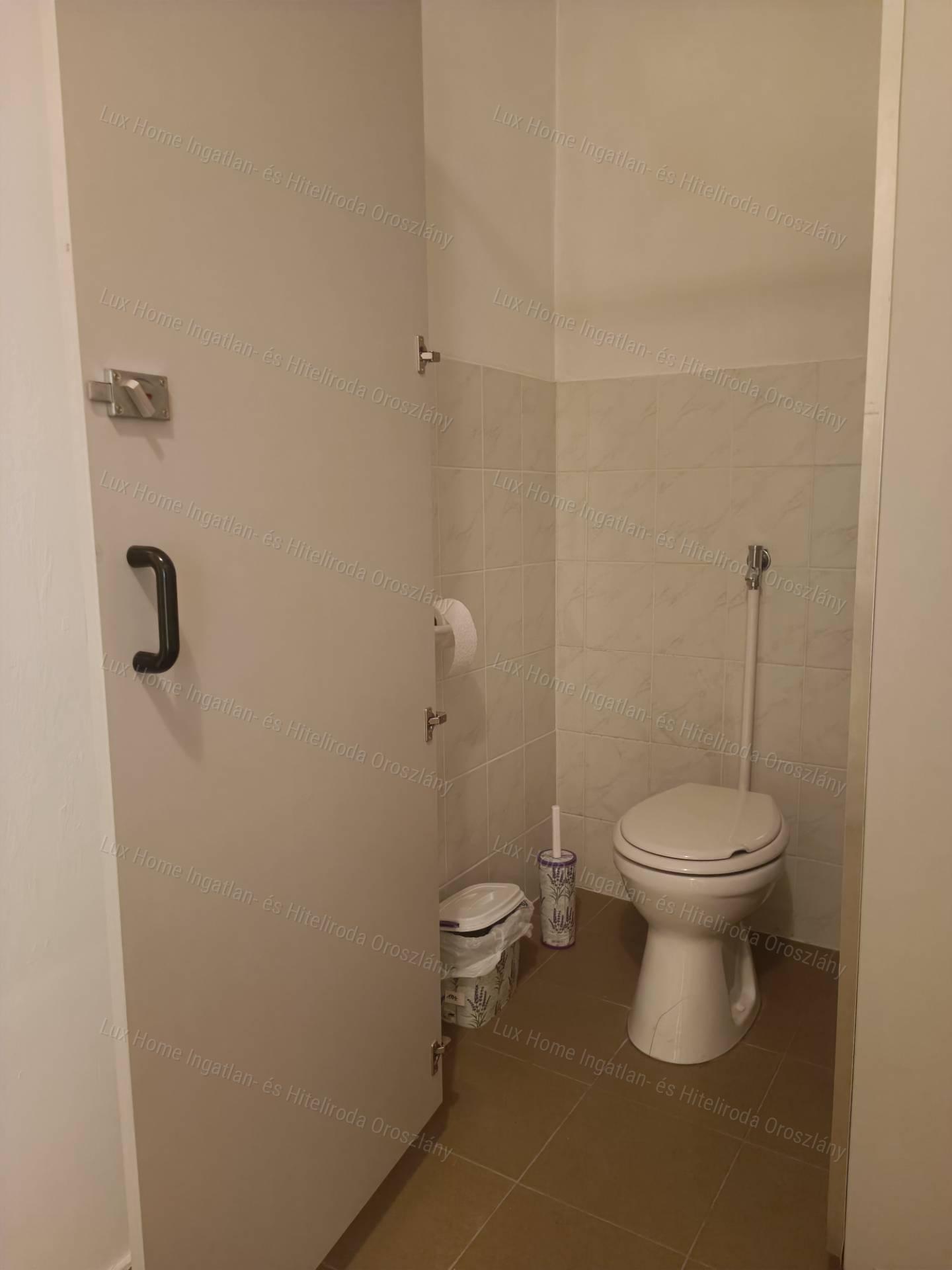 Oroszlányi irodaházban egy szobás irodahelyiség kiadó!