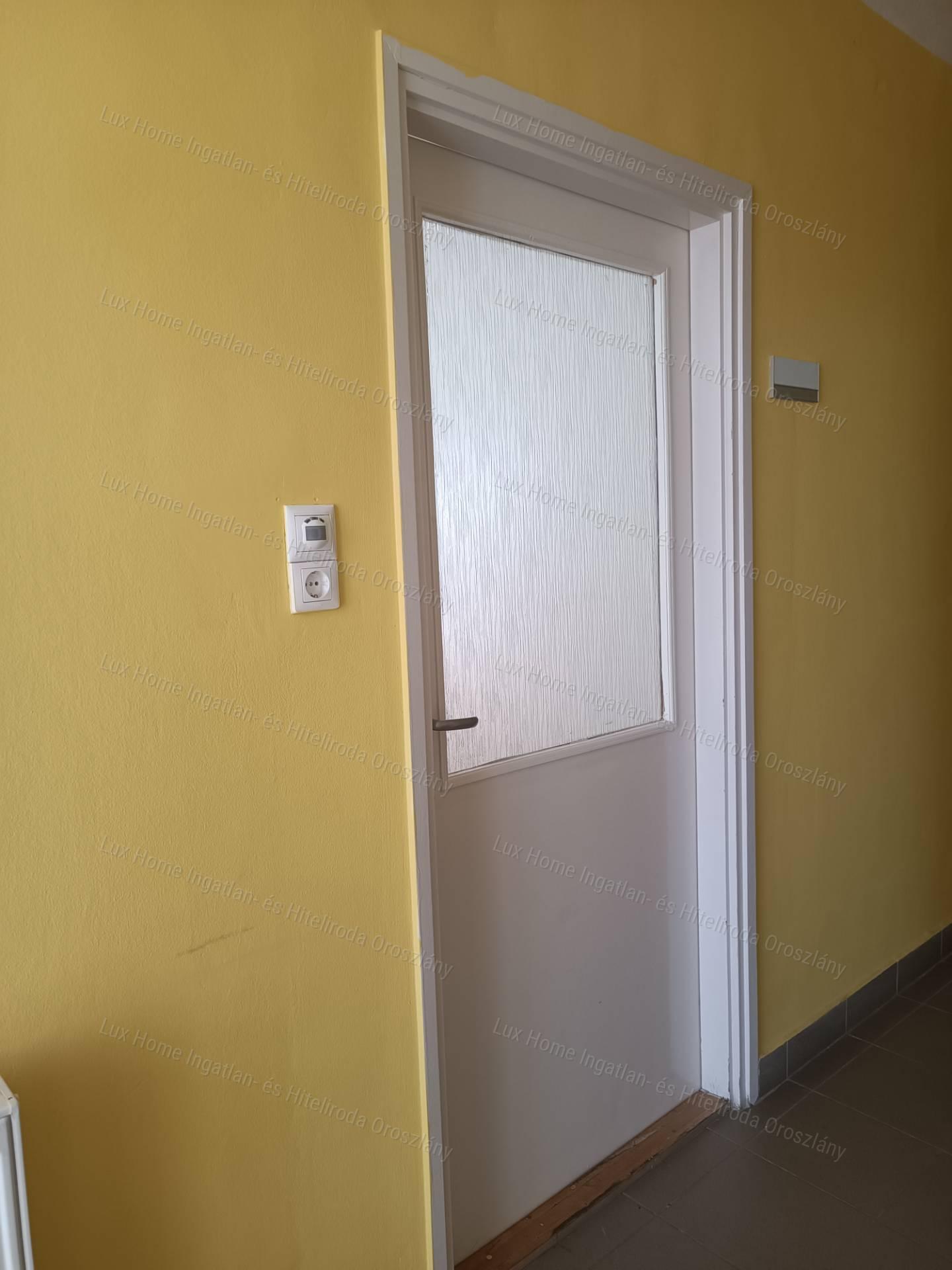 Oroszlányi irodaházban egy szobás irodahelyiség kiadó!