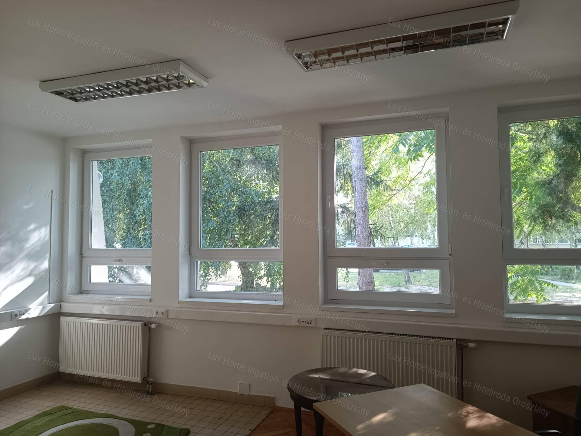 Oroszlányi irodaházban egy szobás irodahelyiség kiadó!