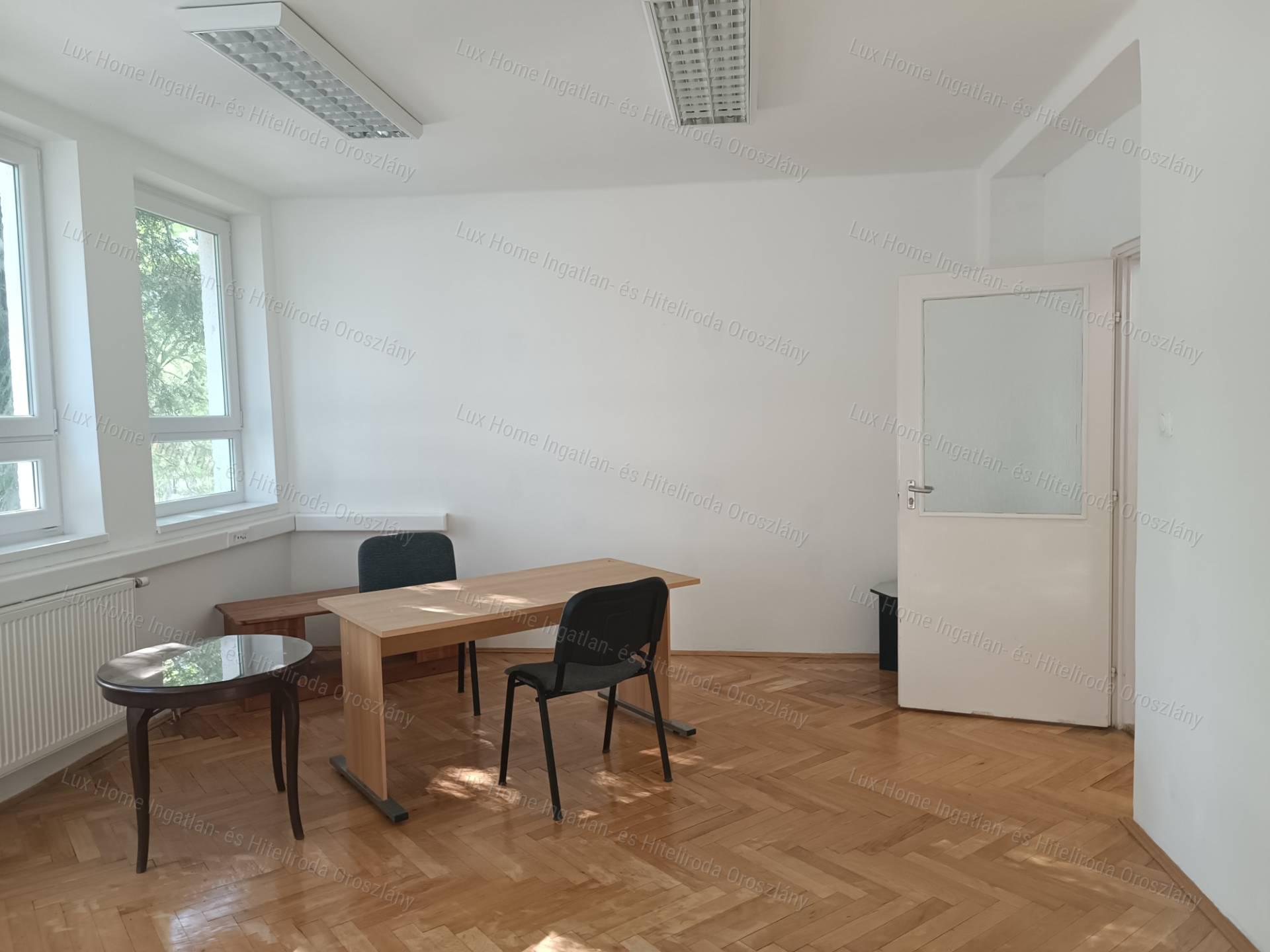 Oroszlányi irodaházban egy szobás irodahelyiség kiadó!